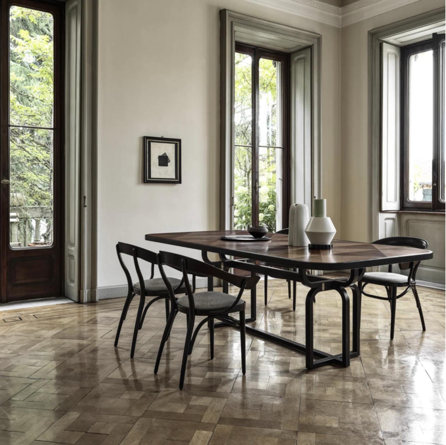 Evocative retro style defines CARYLLON tables by Cristina Celestino.
The leitmotiv of the collection is the square-section wood construction which alternates in harmonious contrast with the rich decorative finishing of the surface inspired by straw