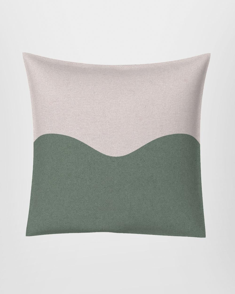 
Der Blick auf die Tradition und die ikonischen Referenzen in der Geschichte des Unternehmens inspirierte Paola Pastorini zu der Kollektion Curved Cushions. Die Kissen sind aus handgenähtem Kvadrat-Stoff aus reiner Wolle gefertigt und zeichnen sich