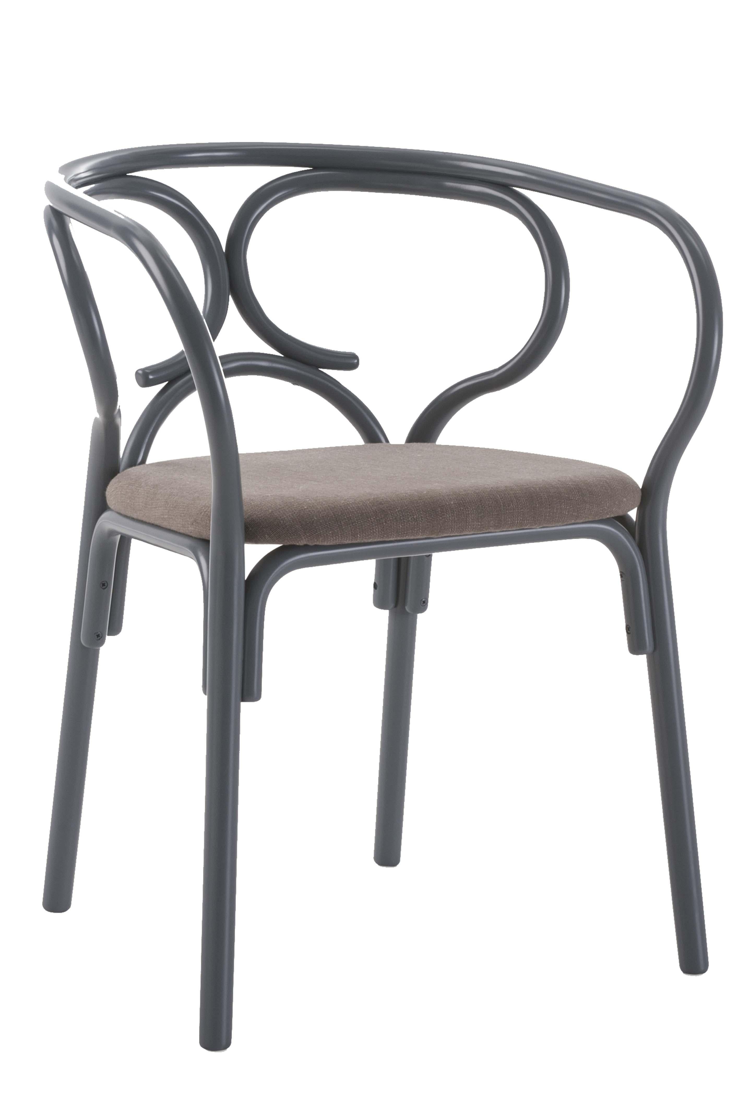Der Sessel Brezel des kreativen Duos Lucidi Pevere bereichert das Zuhause mit seiner verspielten und vielseitigen Präsenz. Seine hölzerne Struktur ist mit dekorativen, geschwungenen Buchenelementen verziert, die das Profil der Rückenlehne mit einer