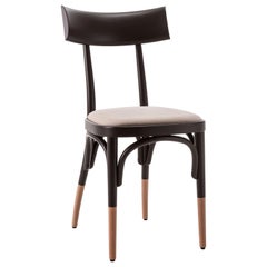Gebrder Thonet Vienna GmbH Tschechischer schwarzer Stuhl mit gepolstertem Sitz und Buchenfüßen
