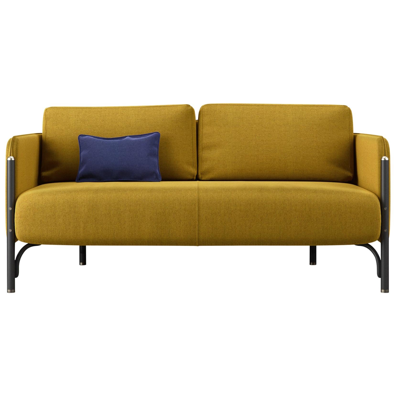 Gebrder Thonet Vienna GmbH Jannis 2-Sitzer-Sofa aus Schaumstoff und goldenbraunem Stoff