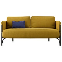 Gebrder Thonet Vienna GmbH Jannis 2-Sitzer-Sofa aus Schaumstoff und goldenbraunem Stoff