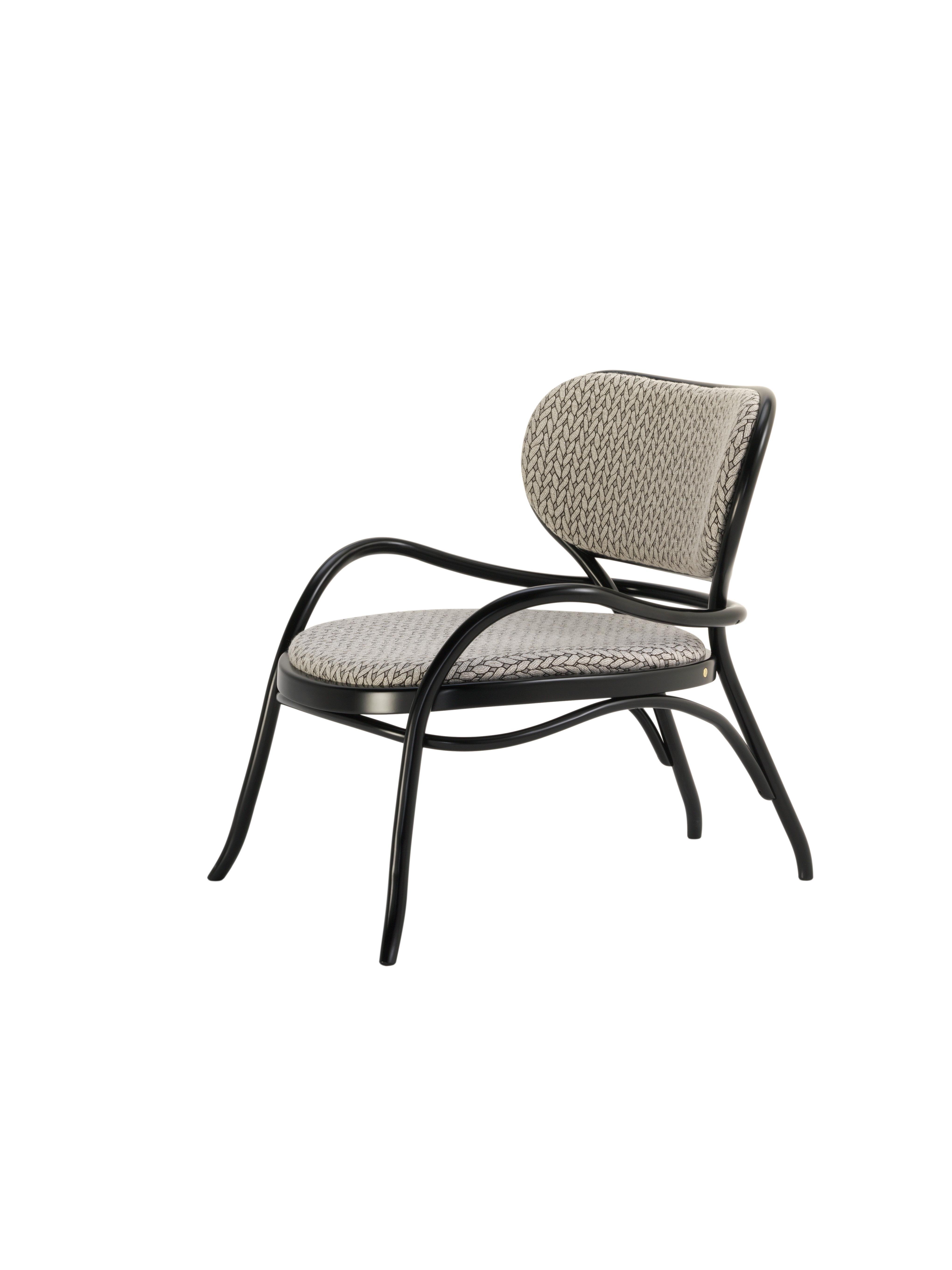 Nigel Coates has designed a sophisticated lounge chair with a complex design reflecting the stylistic features of the brand with refined skill. The seat and the comfortable backrest made of woven cane with a special large mesh version, are defined