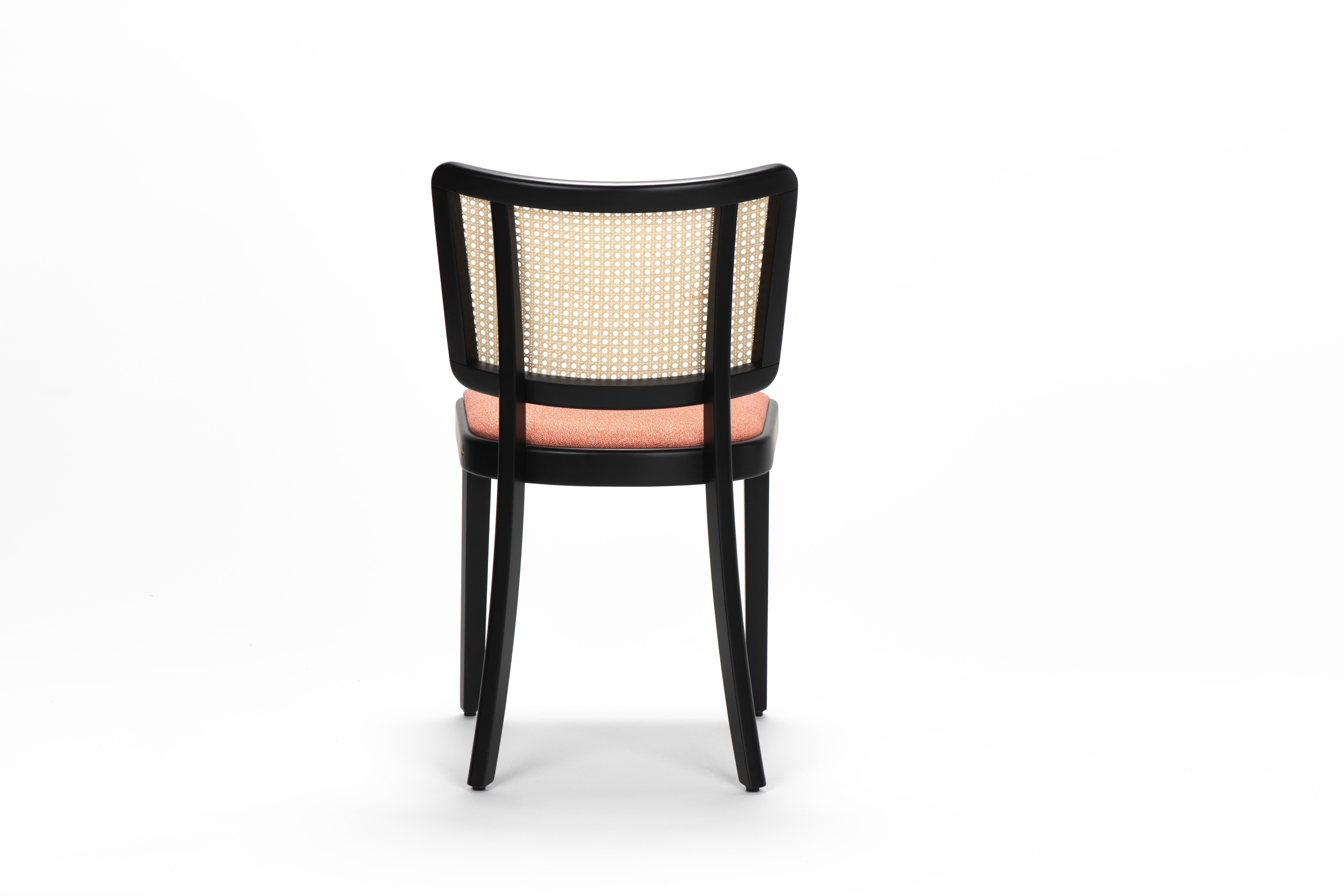 The continuous investigation into the long tradition of bent wood has led Gebrüder Thonet Vienna to the development of the Sölden chair, a new design that pays homage to the stylistic codes typical of the ‘30s, an important chapter in the tradition