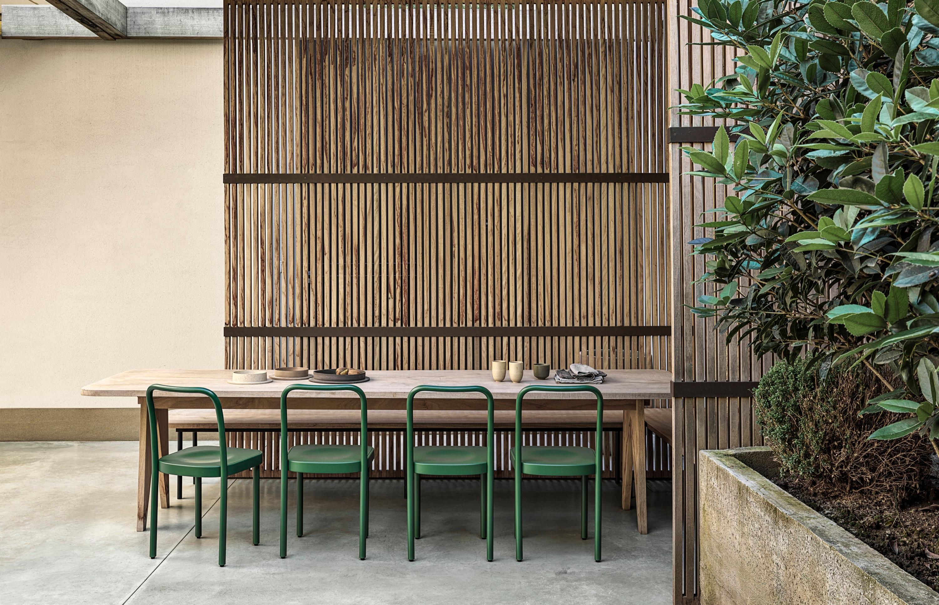 Moderne Gebrder Thonet Vienna GmbH Chaise Sugiloo en vert foncé par Michael Anastassiades en vente