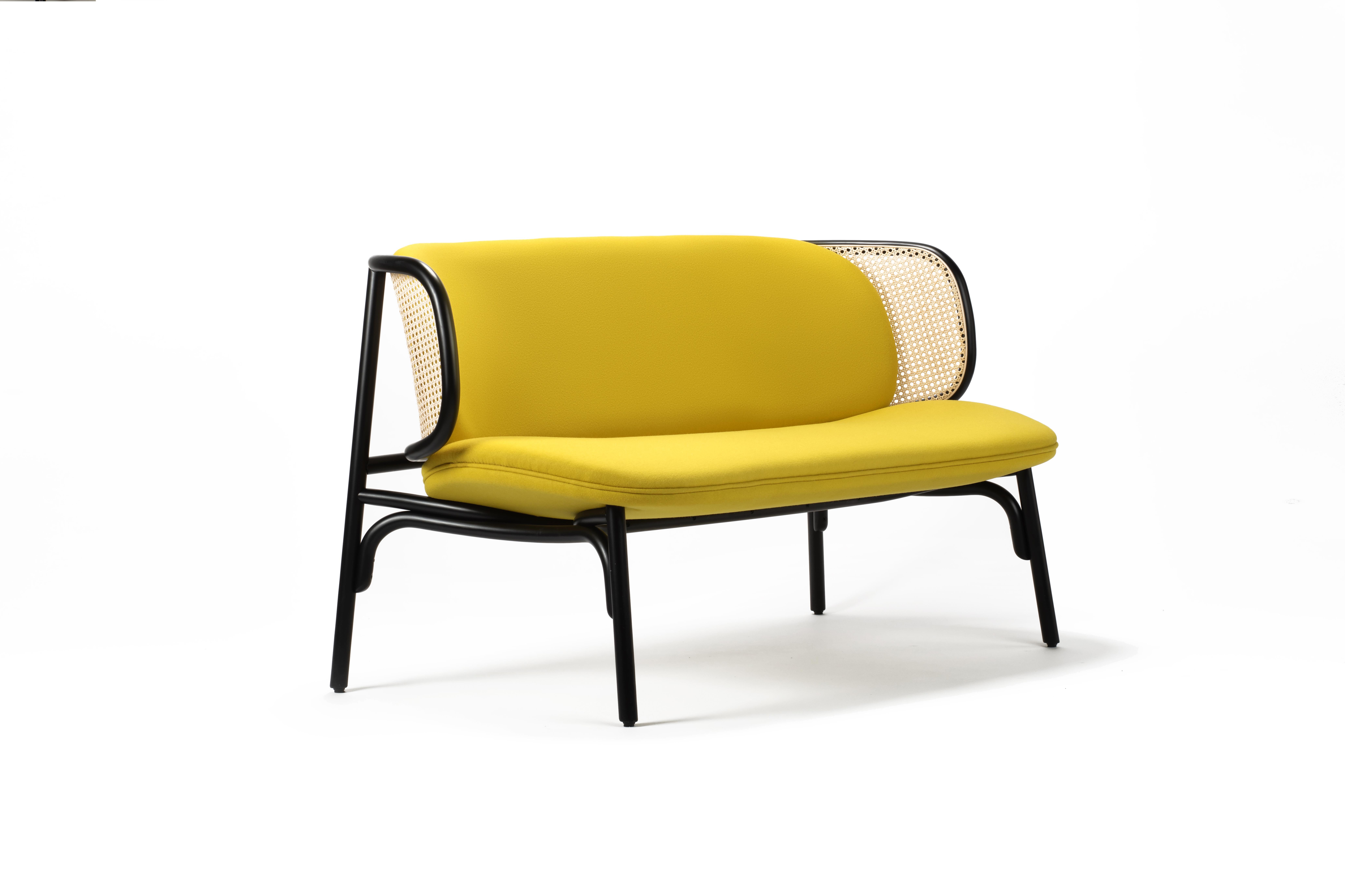 Gebrder Thonet Vienna réaffirme la collaboration avec Chiara Andreatti avec le nouveau canapé SUZENNE SOFA, un canapé deux places qui intègre les caractéristiques esthétiques du fauteuil de salon du même nom. Un projet avec un esprit contemporain,