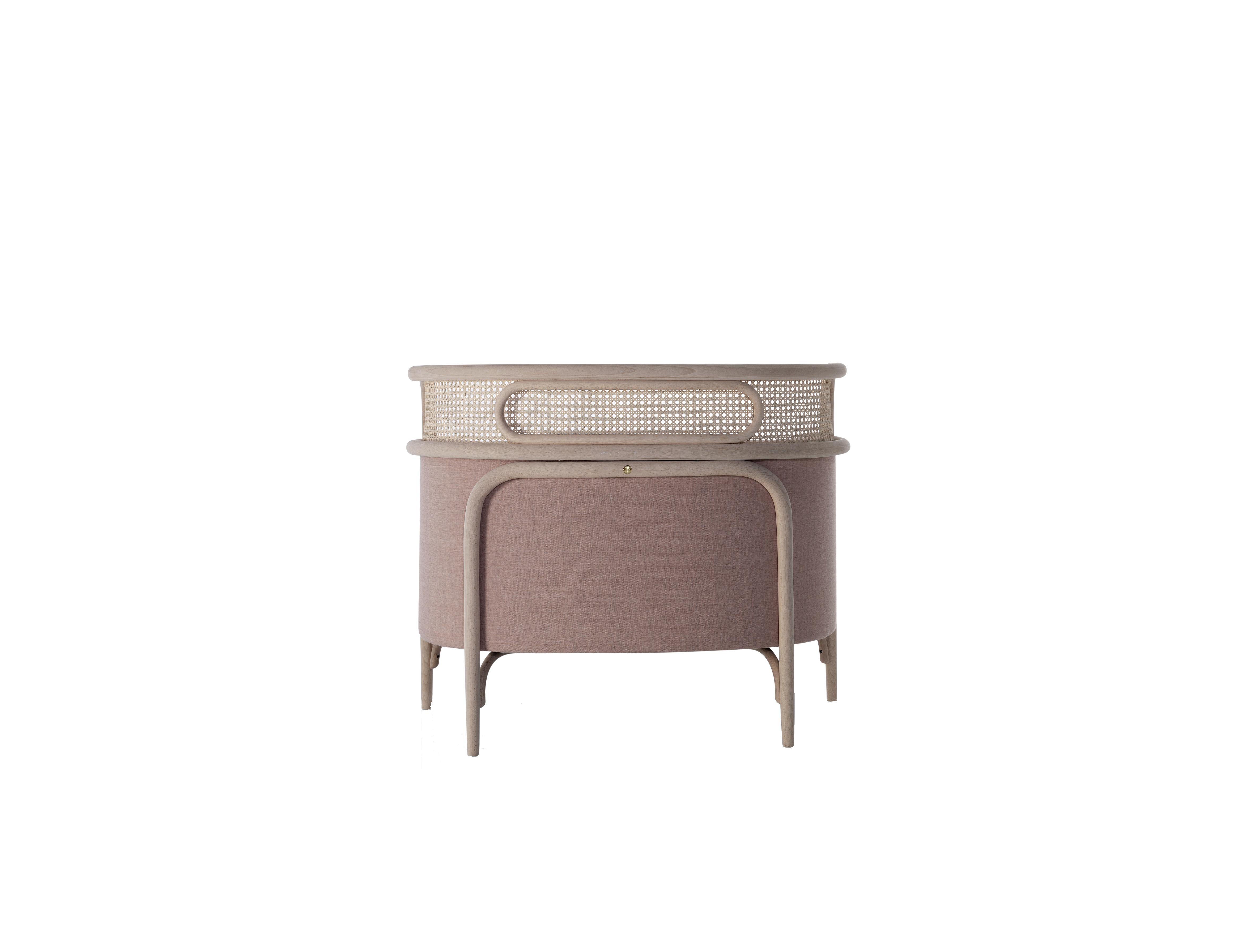 La colección de tapicerías de Wiener GTV Design sugiere un nuevo concepto de confort diseñado por GamFratesi, el dúo de diseñadores italo-danés formado por Stine Gam y Enrico Fratesi. TARGA es una familia compuesta por un elegante sofá de dos plazas
