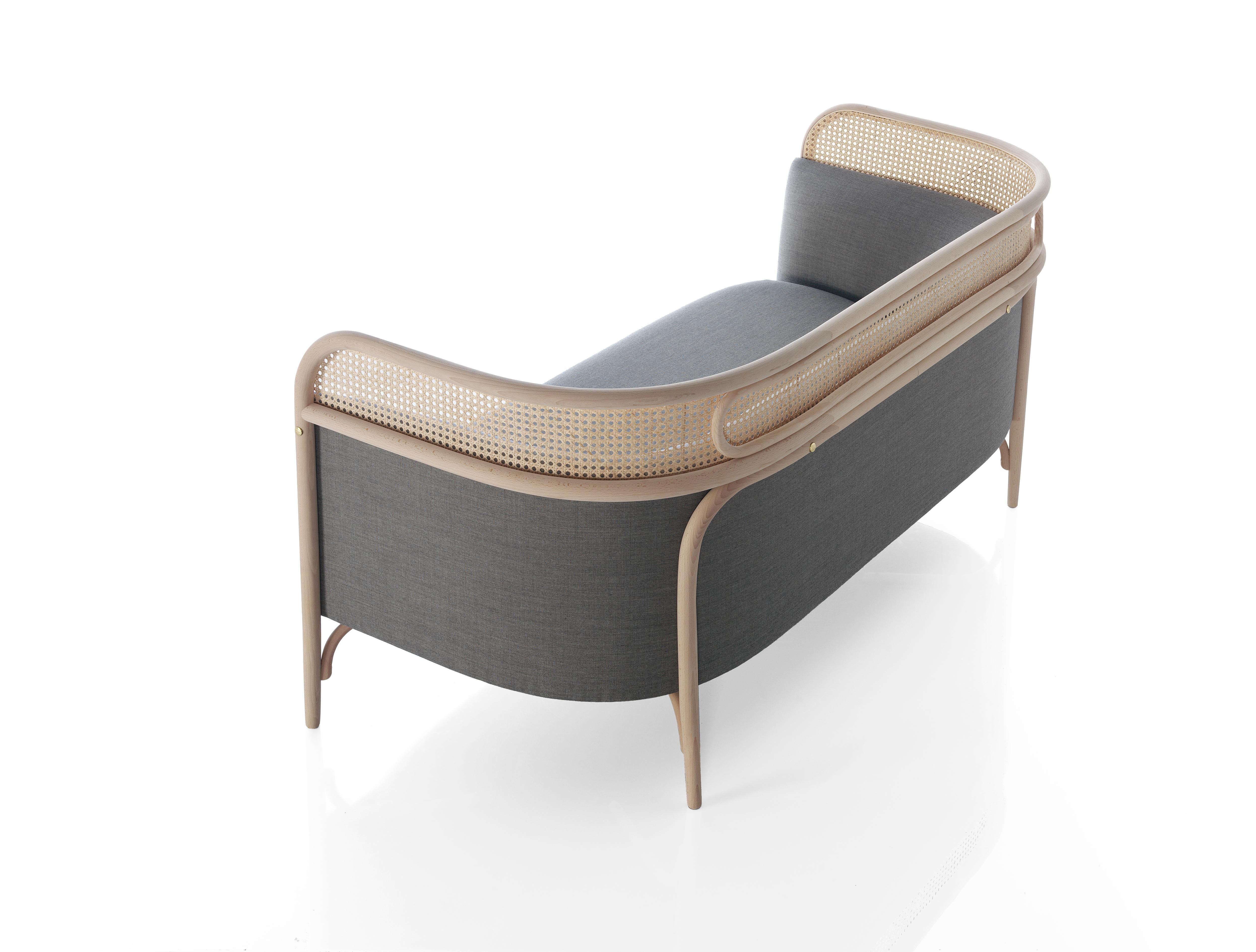 Moderno Gebrüder Thonet Vienna GmbH Divano Targa in faggio con rivestimento di Gamfratesi in vendita