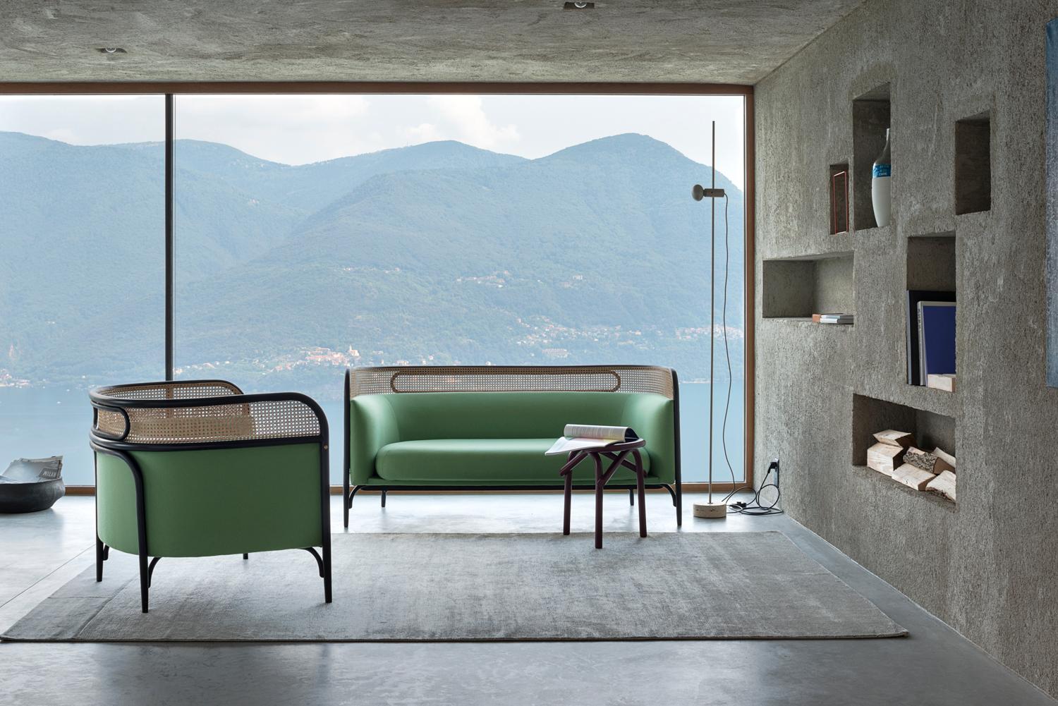 XXI secolo e contemporaneo Gebrüder Thonet Vienna GmbH Divano Targa in faggio con rivestimento di Gamfratesi in vendita