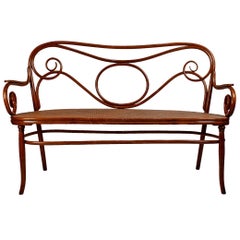 Gebruder Thonet Bugholzsofa im Wiener Secessionismus Entworfen von August Thonet