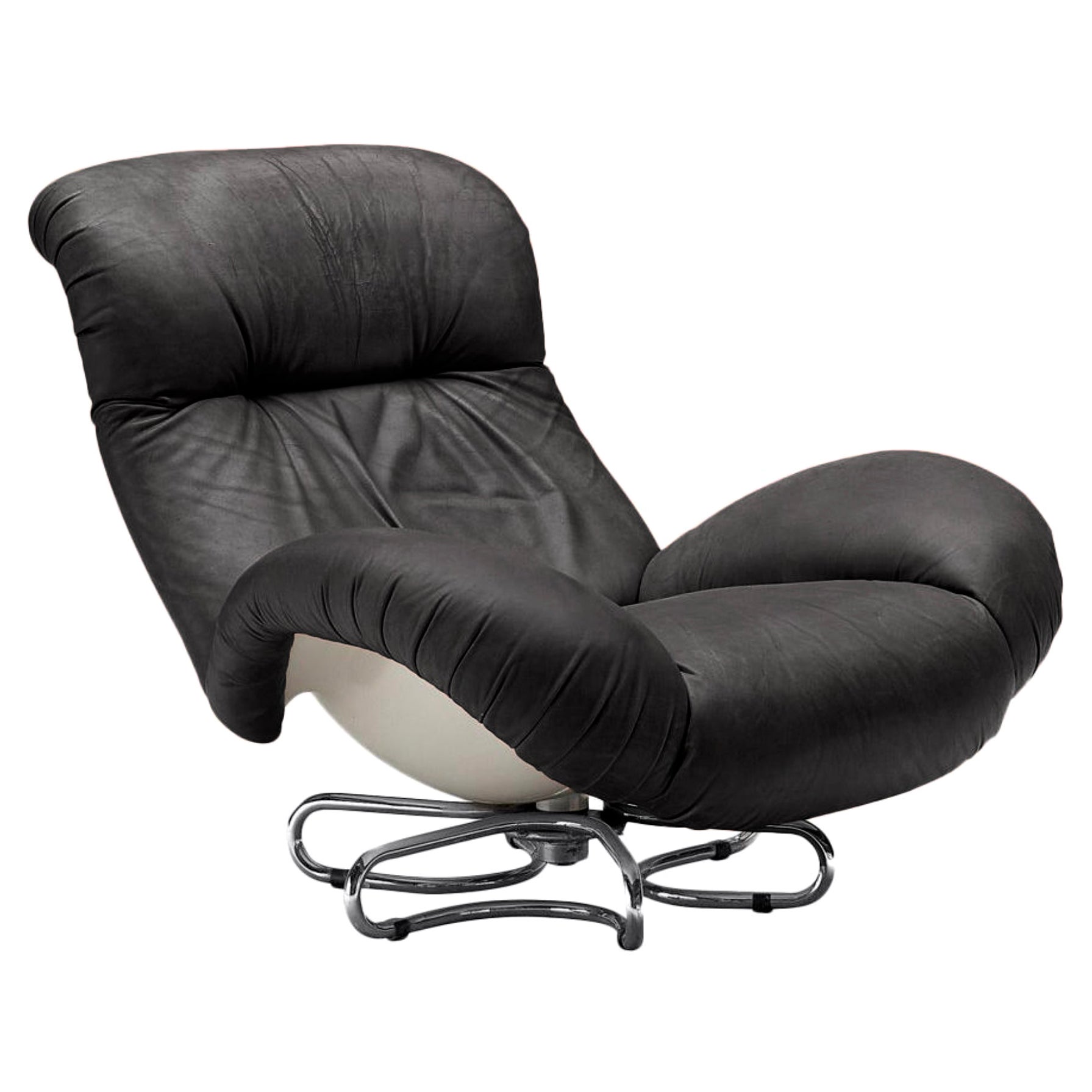 Amazing midcentury lounge chair in leather black, fibreglass and chromed metal. Cet article fantastique et rare a été conçu en 1972 par Bruno Gecchelin pour Busnelli. Il est présenté dans son revêtement en cuir noir d'origine. 

Ce siège en cuir