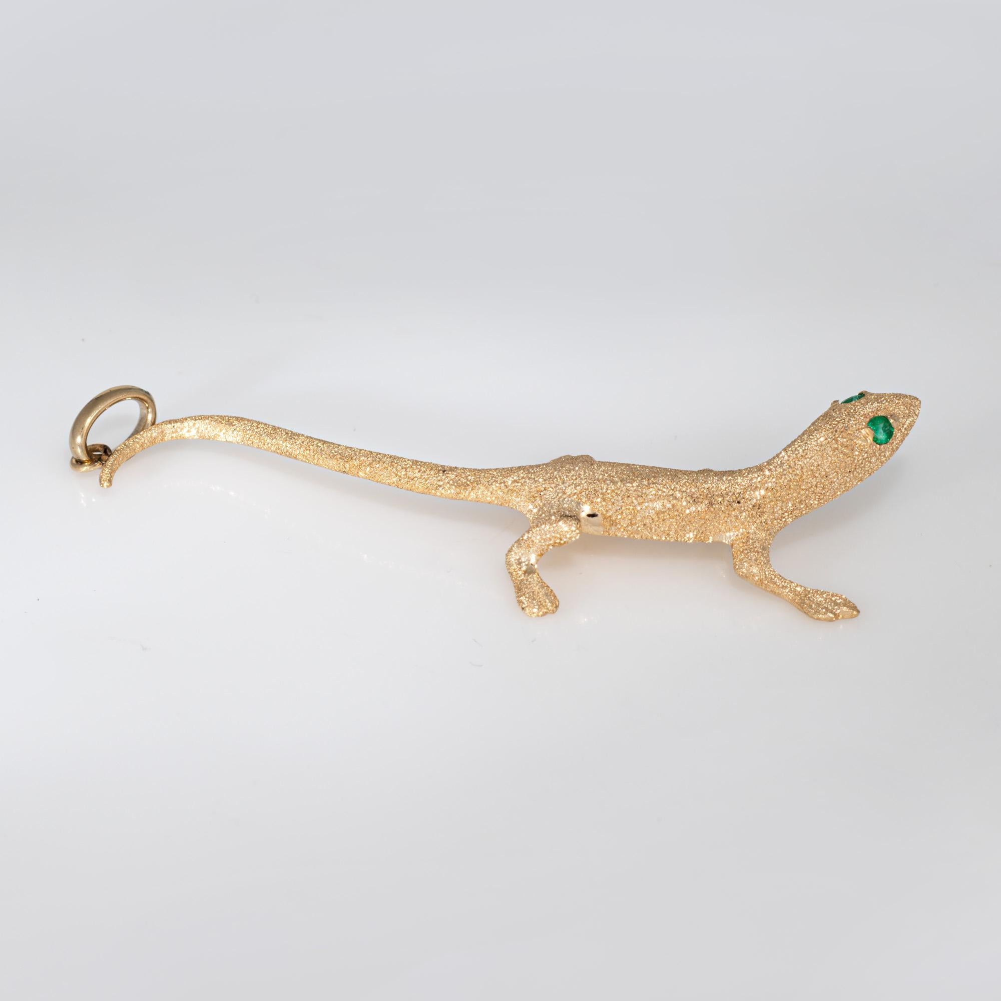 Colgante Gecko finamente detallado elaborado en oro amarillo de 14k.  

Pequeñas esmeraldas de aprox. 1 mm están engastadas en los ojos.   

El colgante, bellamente detallado, destaca un geco escurridizo. Con patas palmeadas y ojos de esmeralda, el