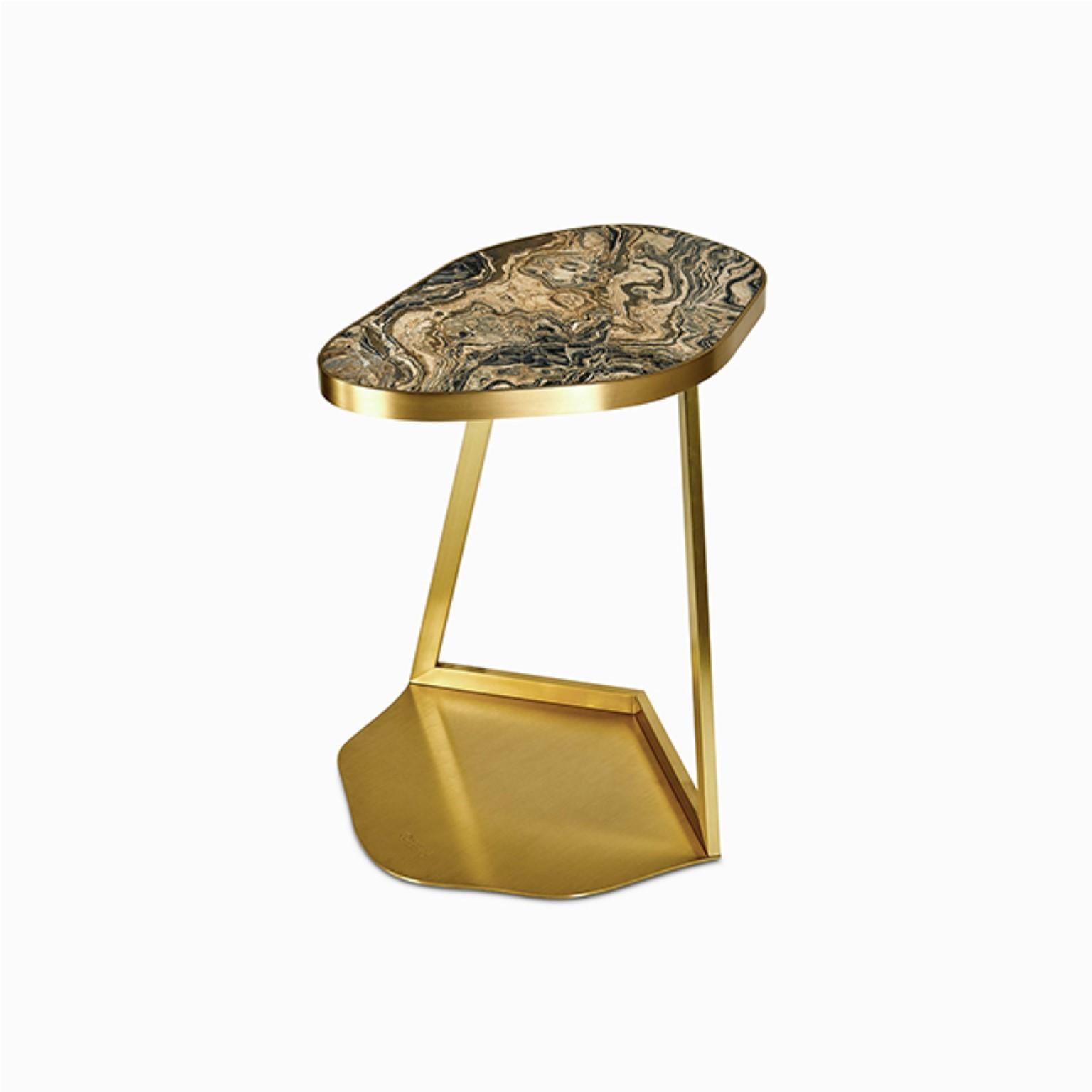 Gediz Side & C table by Marble Balloon
Dimensions: W 58.5 x D 37 x H 55 cm
Materials: Satin Brass & Marble

Taking its name from the famous Gediz River, it consists of a carrier base made of 100% brass and a marble top.

Marble balloon is an