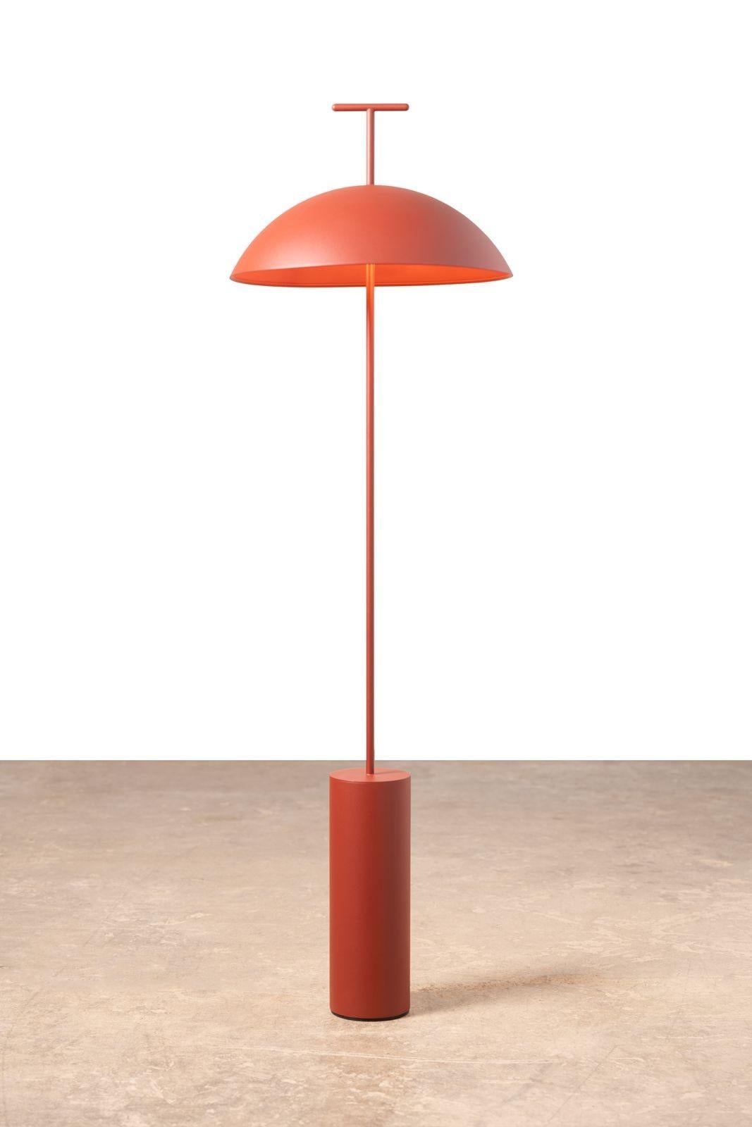 Geen-a è la lampada da lettura di Kartell, un prodotto progettato per questo specifico scopo. Le linee semplici nascondono un vero e proprio senso dell'atteggiamento, mentre la forma pulita ha un effetto familiare ma intrigante. Il pezzo è composto