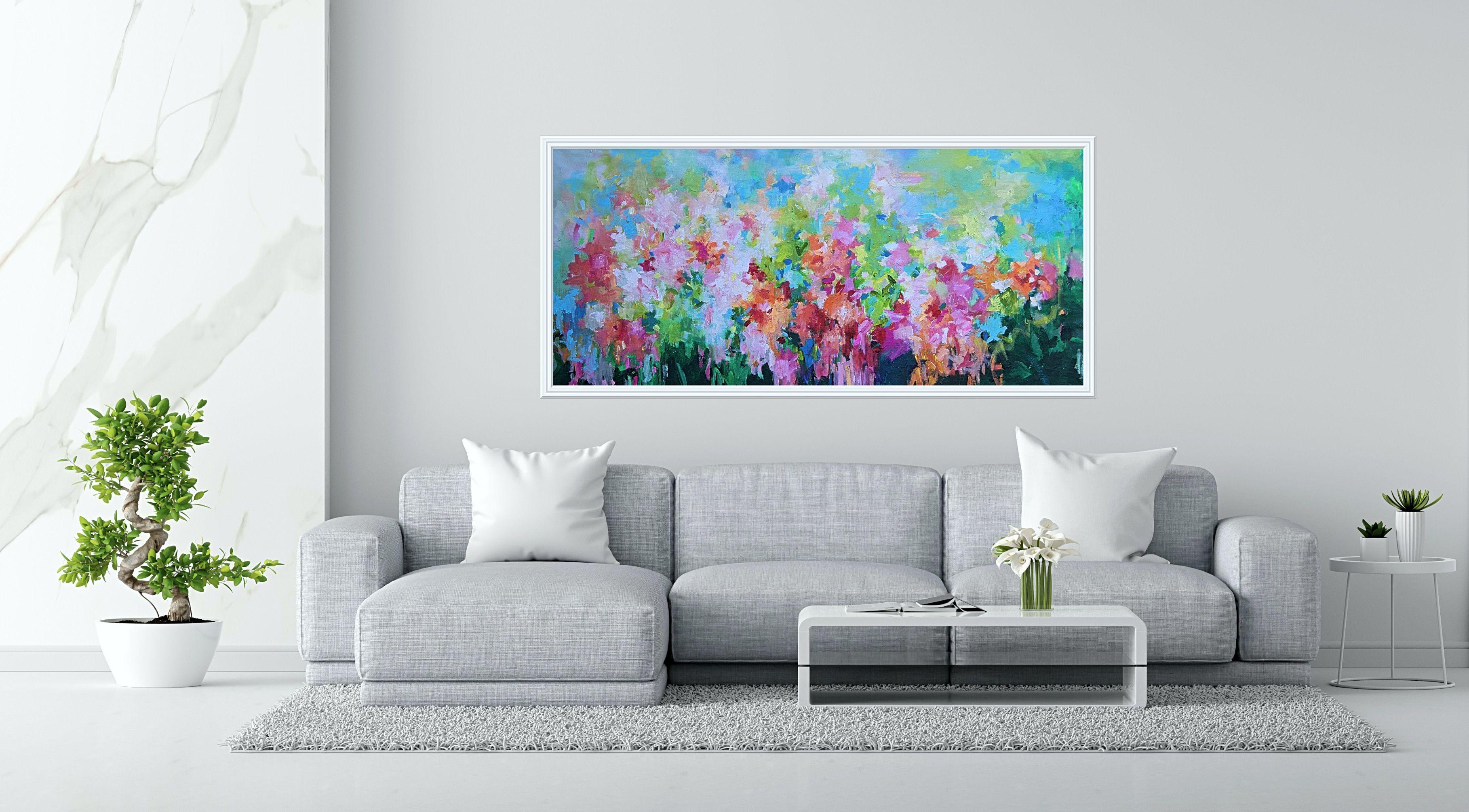 Il s'agit d'une peinture contemporaine verticale d'une scène botanique peinte de manière moderne et expressive. Il s'agit de fleurs abstraites sous un ciel bleu et lumineux.   Cette peinture a été réalisée pendant la saison estivale, avec des fleurs
