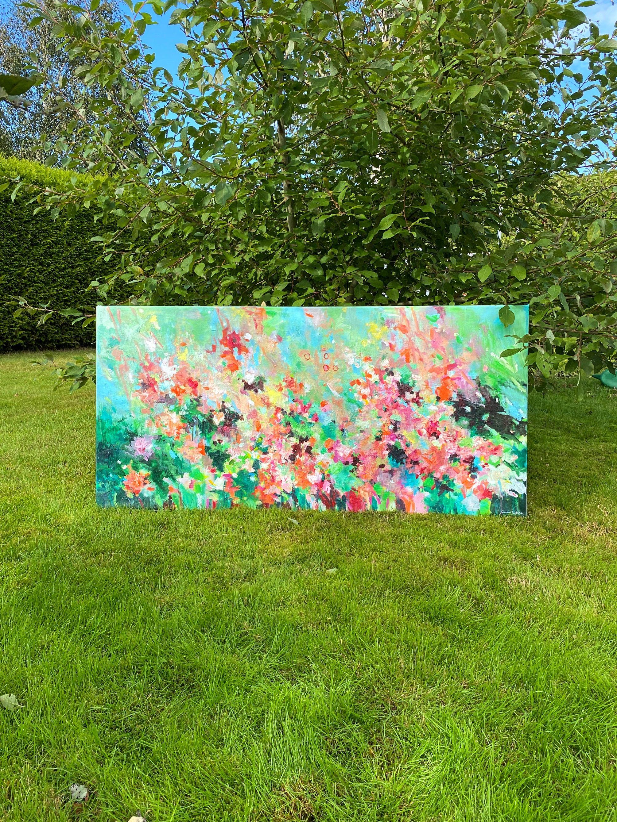 Dies ist ein großes, horizontales Gemälde mit wogenden Blumen in der Sonne. Die Inspiration kam im Sommer. Es weckt positive Gefühle durch die aufmunternden Farben und Gedanken an sonnige Tage mit Blumenfeldern.  Es ist schichtweise aufgebaut, was
