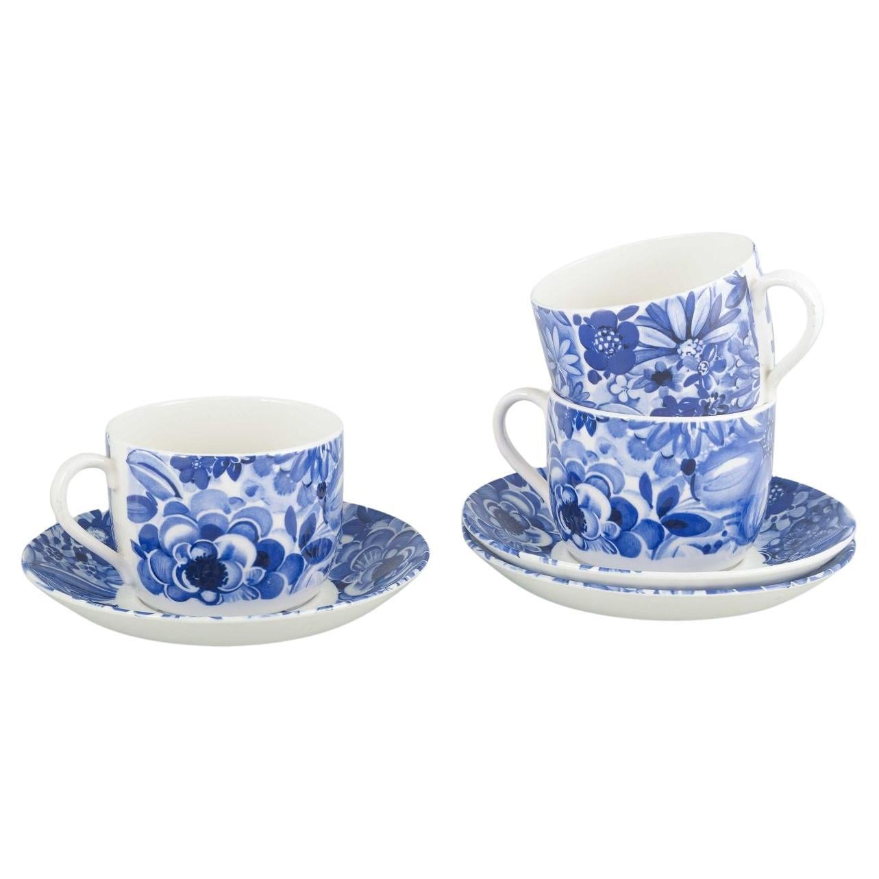 Gefle, "Blå Blomster". 3 tea cups with saucers in porcelain. Mid-20th C. For Sale