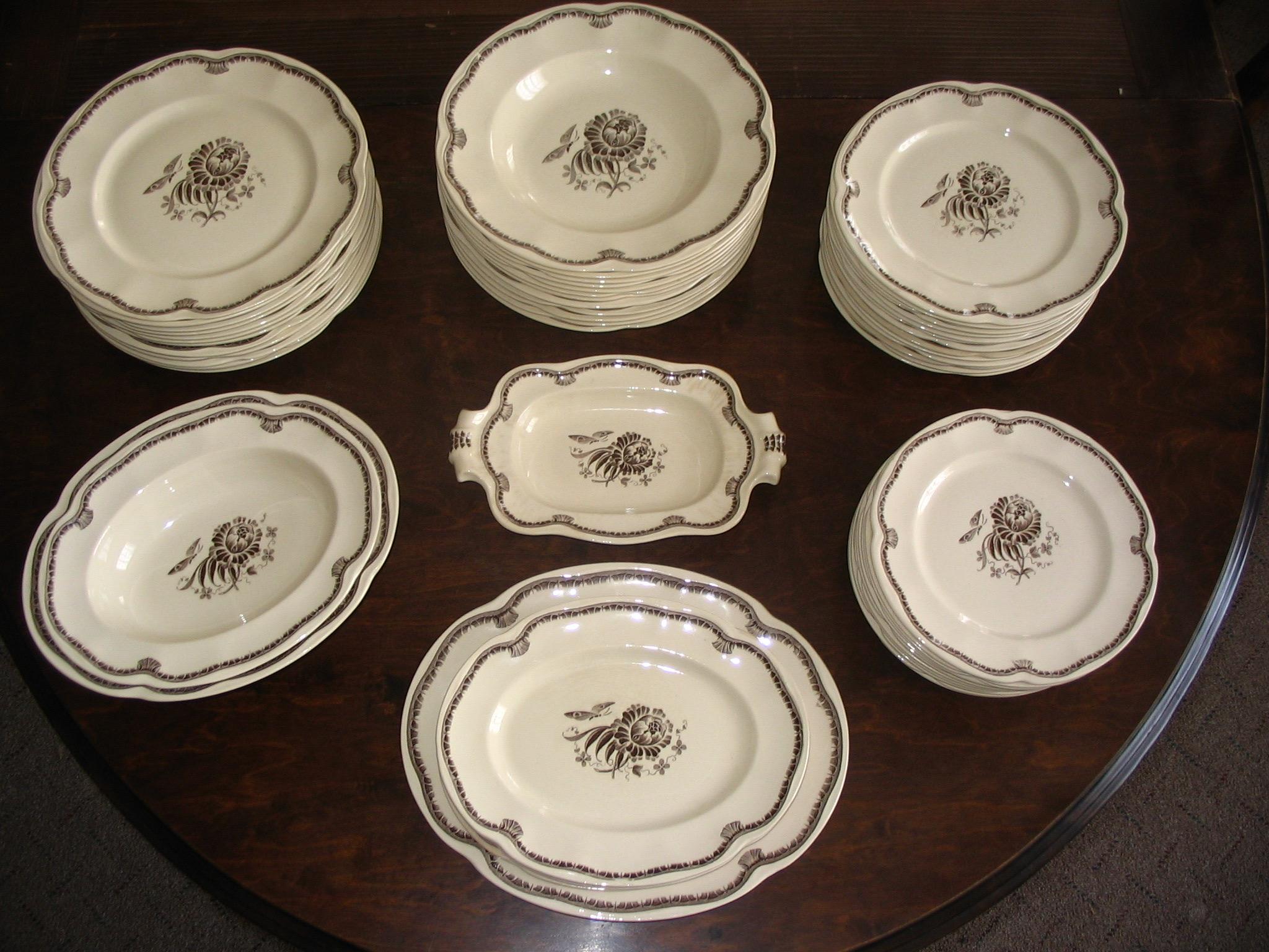 Vintage HERA Glazed Porcelain 56-PC Dinnerware Set circa 1930s by Herbert Perje for Gefle Porslinsfabrik

Often referred to in Sweden as “flint” or “flintgods” describing the creamy ecru body of high-quality porcelain ceramic in a beautiful rich