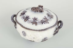 Gefle. Soupière ovale en faïence avec couvercle, "Mullbär", c. 1880/90.