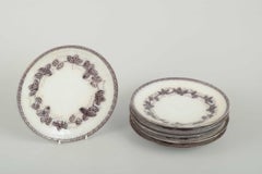 Gefle, Svezia. Set di 6 piatti tondi in maiolica con motivo a vite. 1930s
