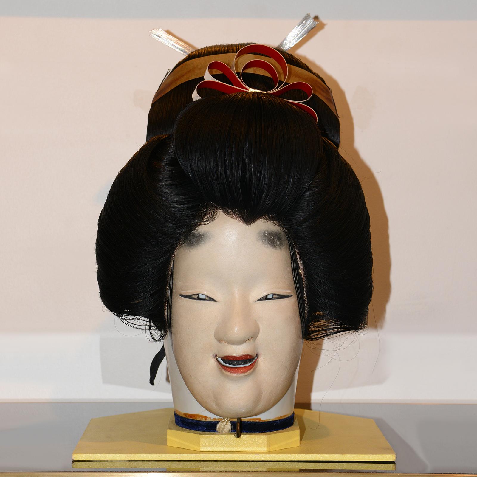 Mask Geisha Wig & Nô Theater 1, with real natural hair Geisha wig
on head model and with Nô Theater white painted wood mask.
Measures: Base: 28,5 x 26,3cm.
