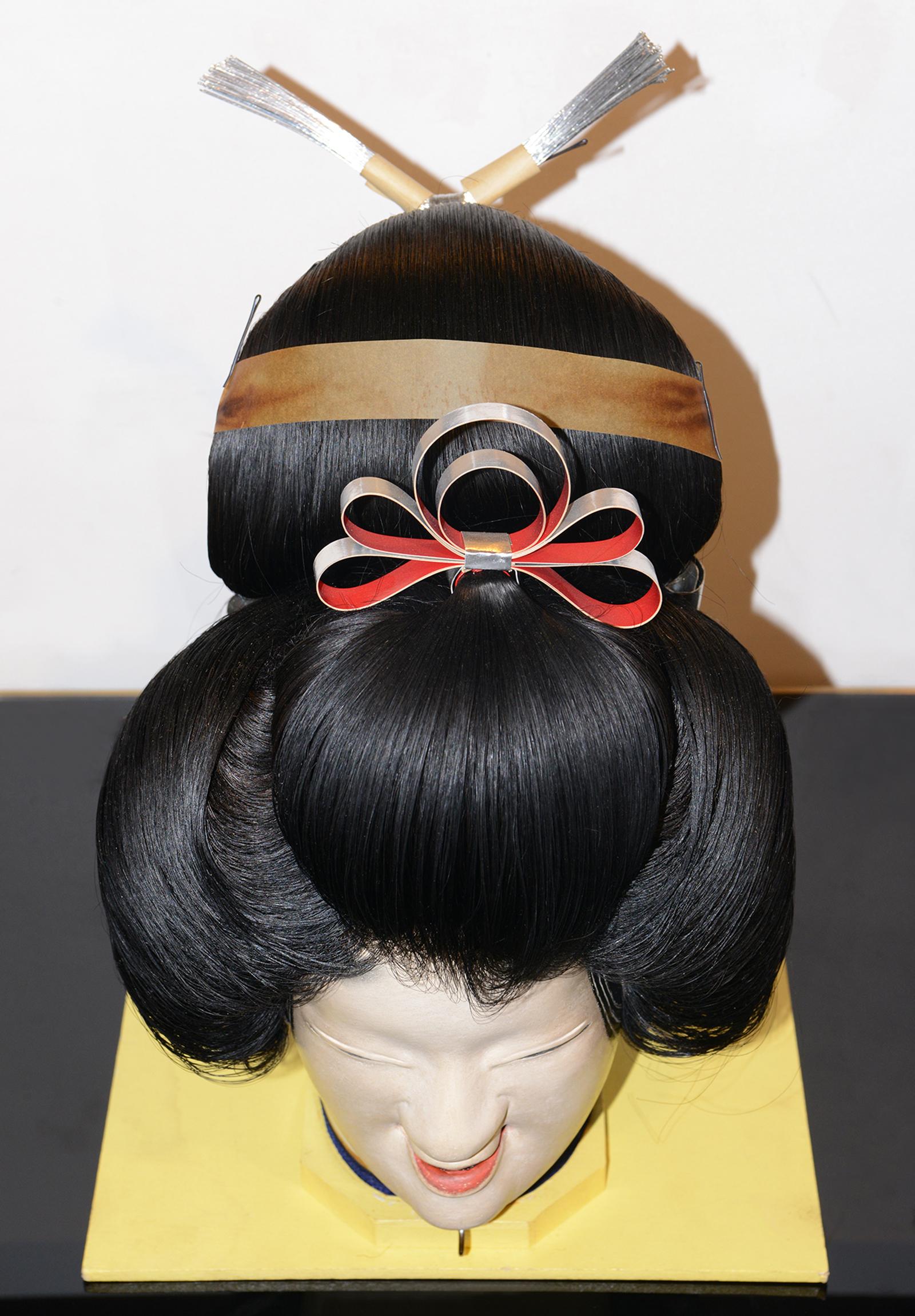 Geisha Wig & Nô Theater 1 Mask In Good Condition For Sale In Paris, FR