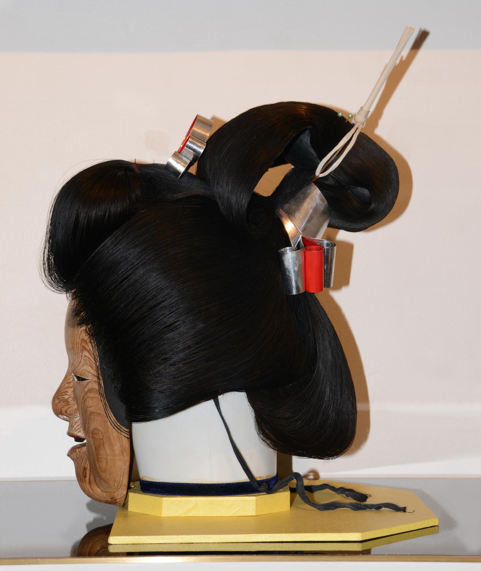 Geisha Wig & Nô Theater 2 Mask In Good Condition For Sale In Paris, FR