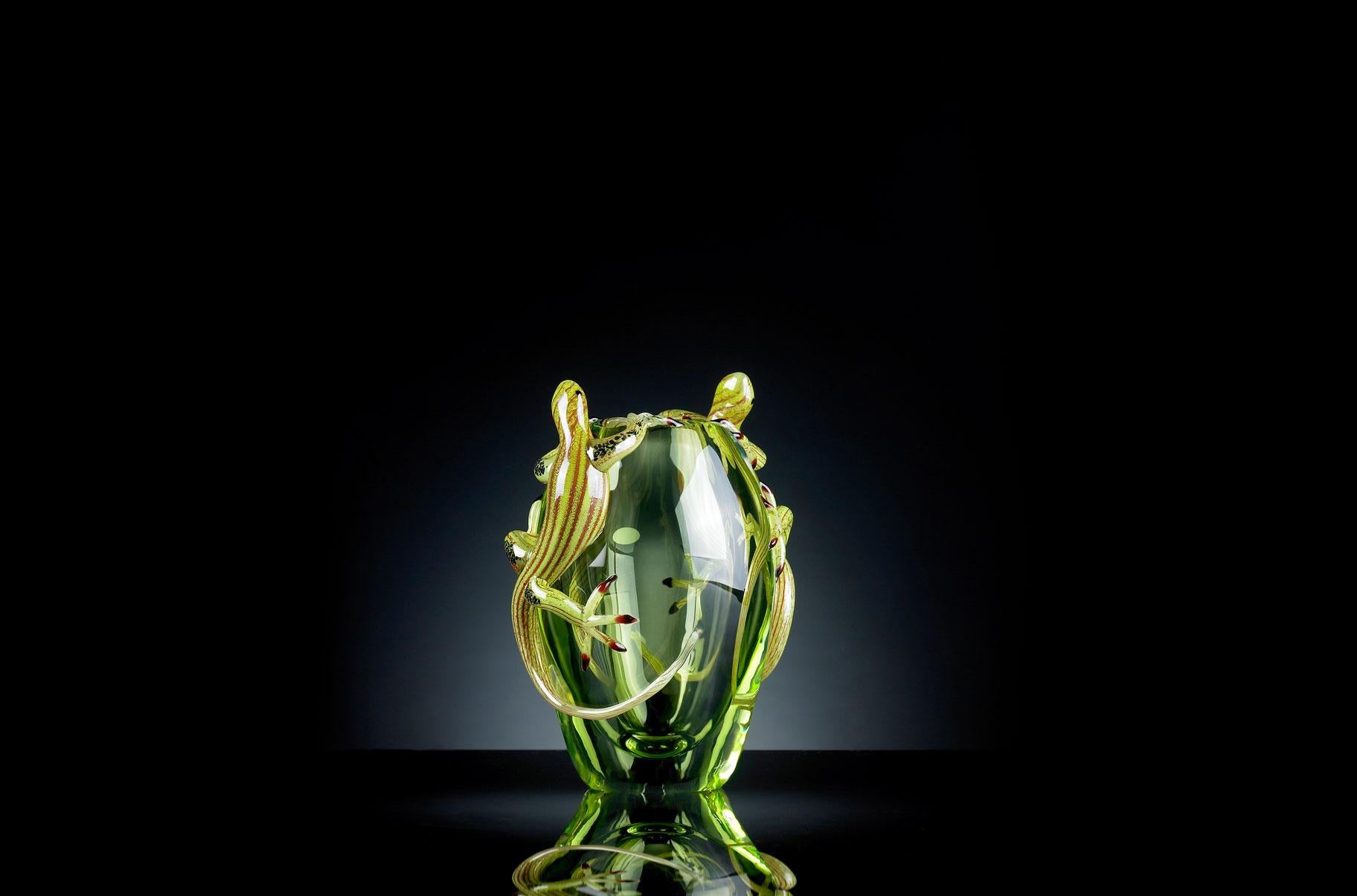 Le charme des formes est renforcé par le matériau avec lequel la collection est fabriquée : le verre. 
Transparence, légèreté et brillance rencontrent le design, se transformant en objets sculptés d'une rare splendeur artistique, inspirés par le