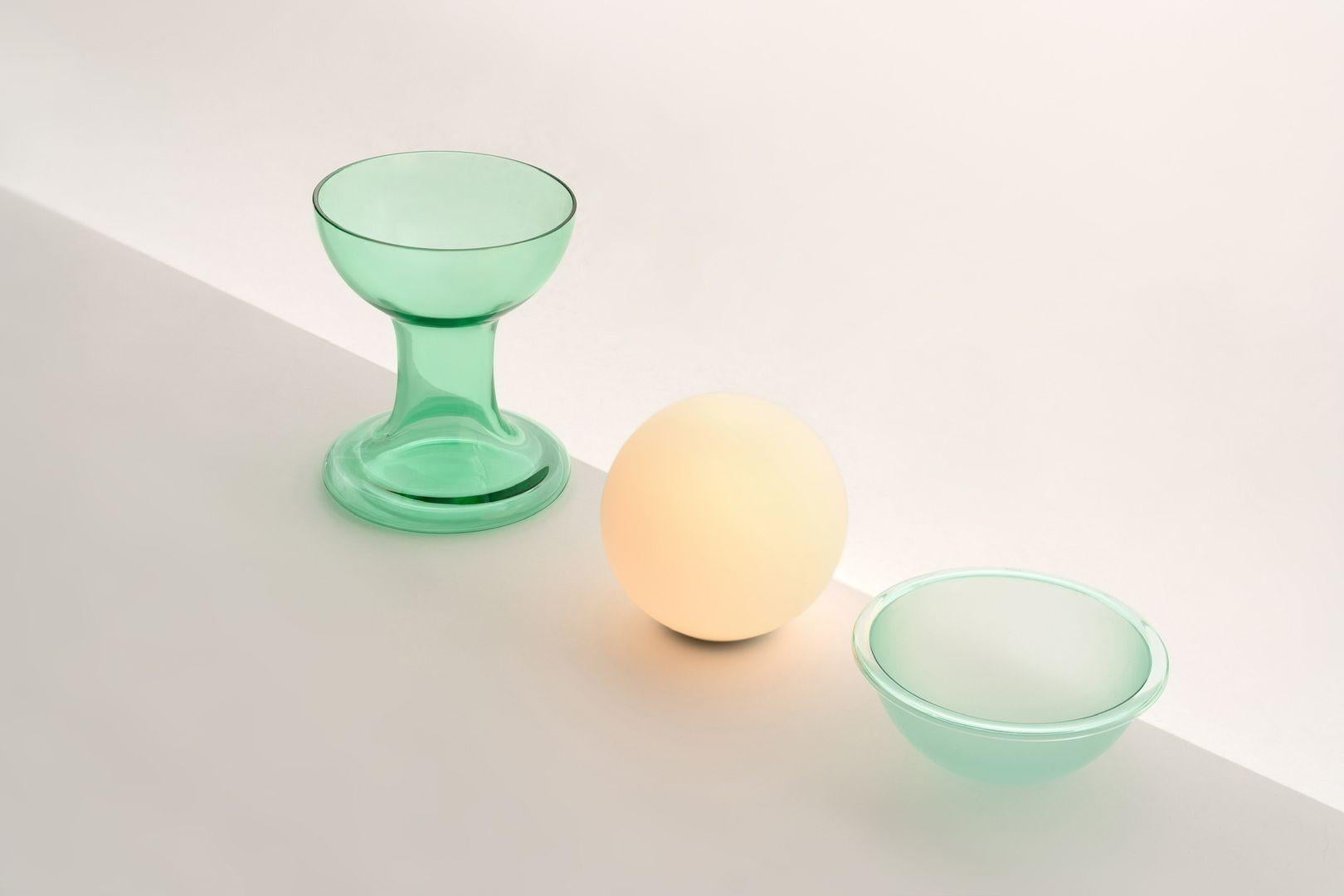 Gelato
Conçue à l'origine dans les années 1960 par Carlo Nason, originaire de Murano, Gelato a été transformée en une lampe portable ludique. Sa base colorée soufflée à la bouche contient un orbe en verre opalin gravé à l'acide. La sphère est
