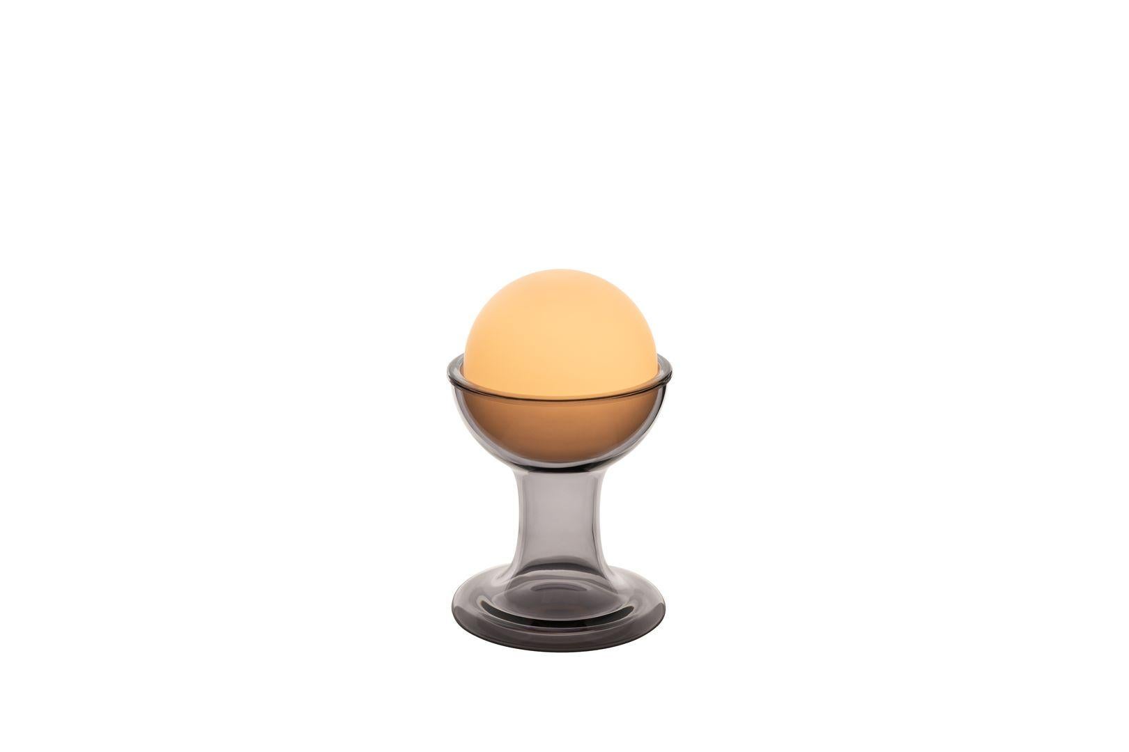 Gelato
Conçue à l'origine dans les années 1960 par Carlo Nason, originaire de Murano, Gelato a été transformée en une lampe portable ludique. Sa base colorée soufflée à la bouche contient un orbe en verre opalin gravé à l'acide. La sphère est