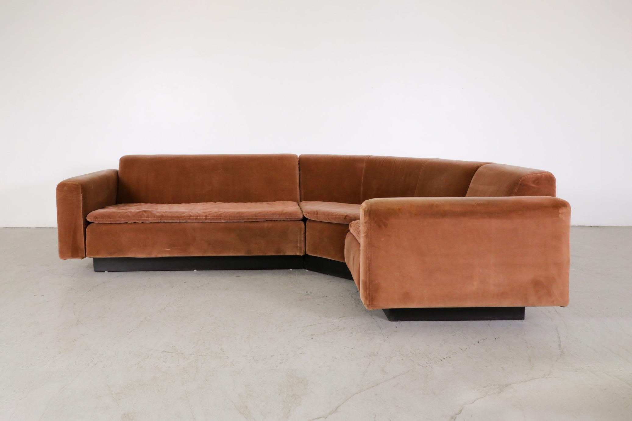 Beautiful, Mid-Century,  elegantly curved, four seat corner sectional sofa by Dutch manufacturer Gelderland. Beautifully designed and still upholstered in its original mauve velvet fabric, sitting on top of a black wood base. In very original