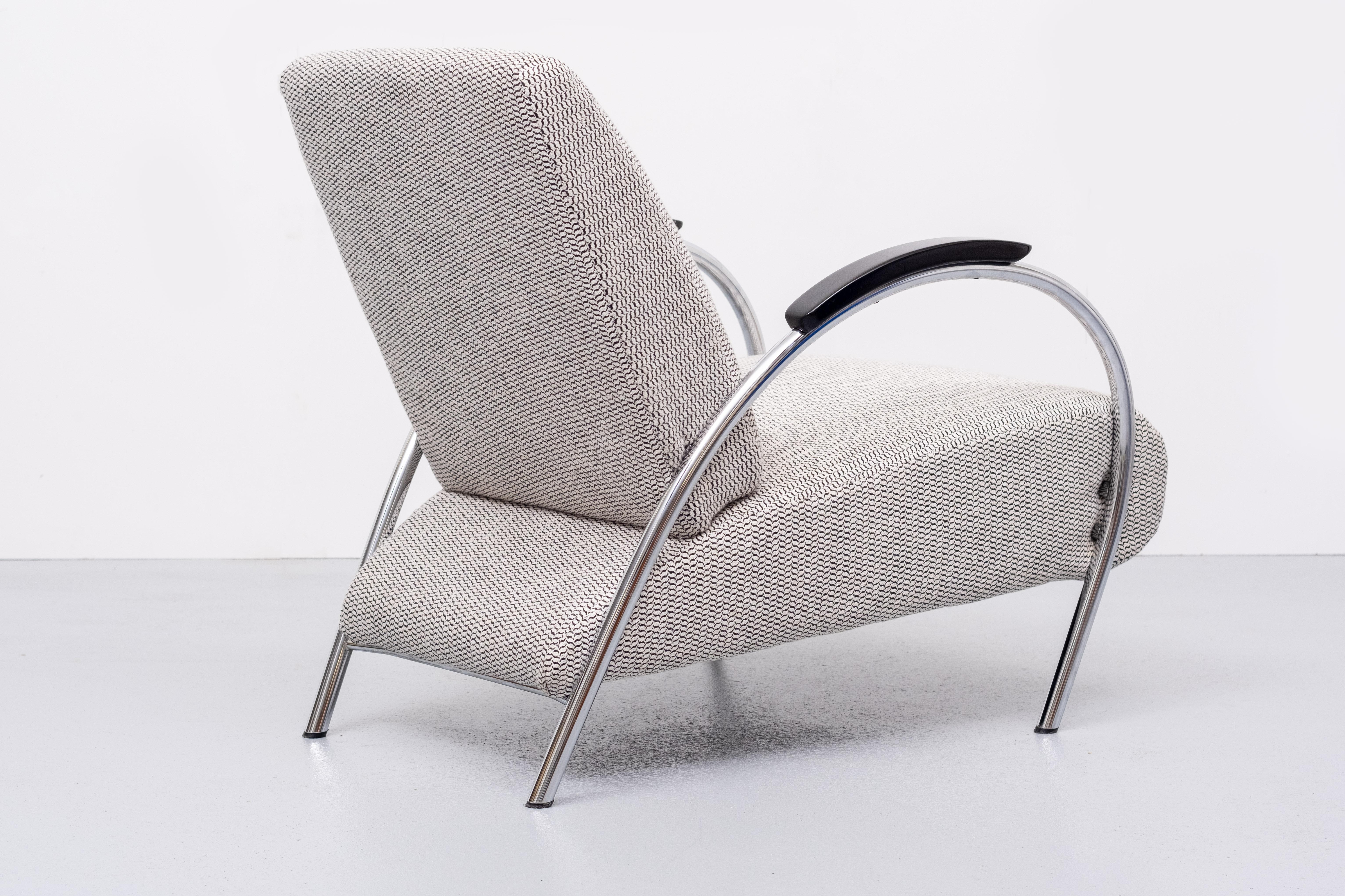 The famous model 5775 chair by Jan Des Bouvrie for Gelderland. Real Dutch classic with a tubular chrome frame and solid beech armrests. The characteristic lines of the rear of this chair were inspired by the designer's beloved Porsche 911. Very