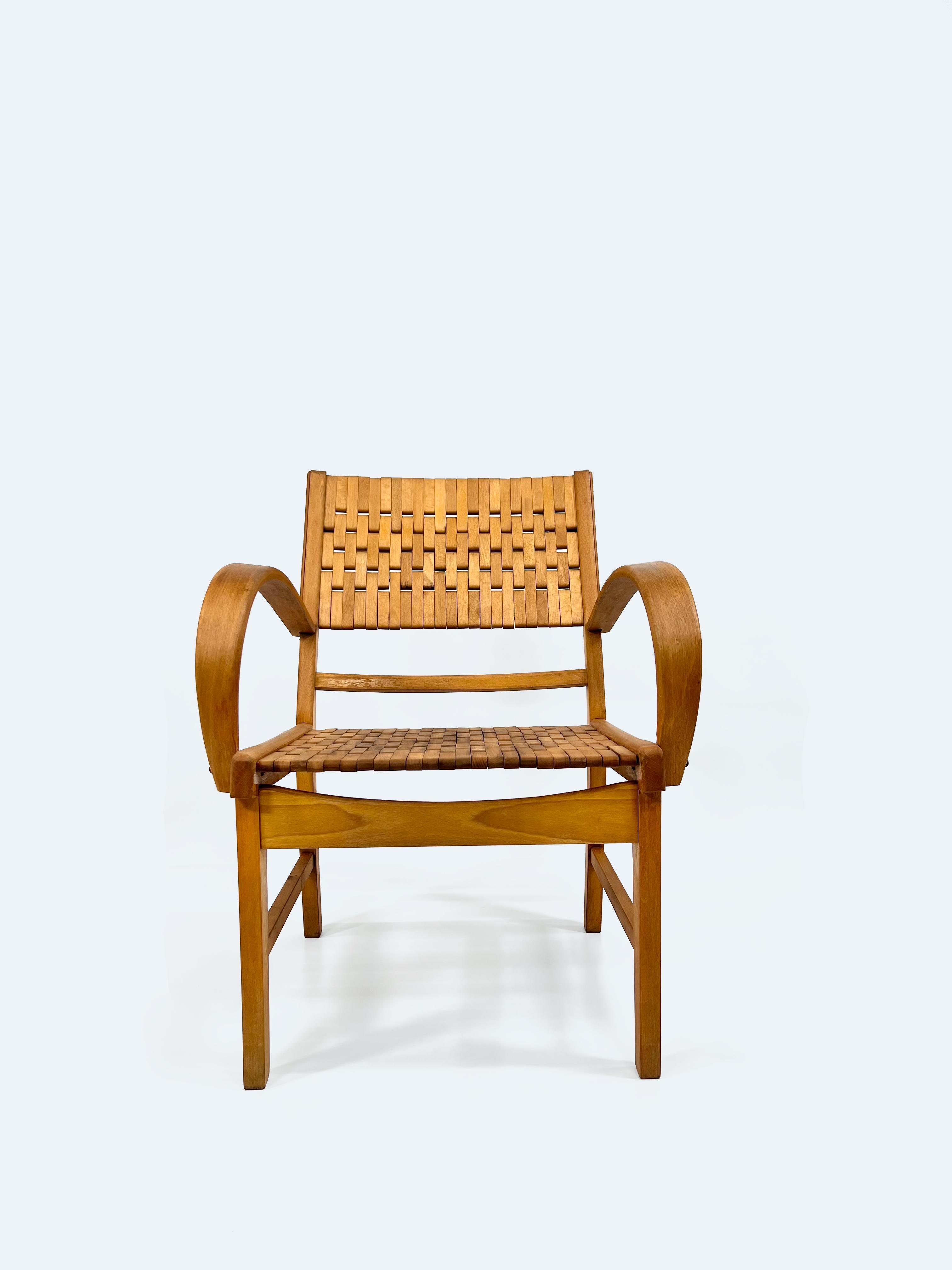 El sillón Gelenka de Ernst Breitenborn, diseñado en 1954, es un sorprendente ejemplo del innovador diseño alemán de mediados de siglo. Fabricada en madera de haya maciza, teñida y lacada en un acabado transparente, la silla combina durabilidad y