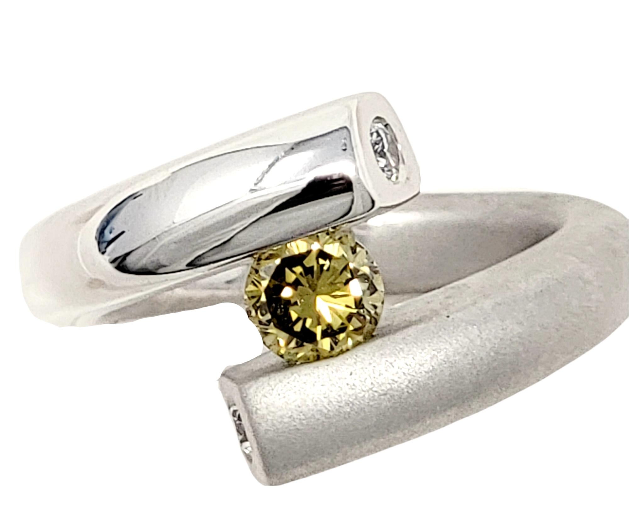 Gelber Abaci Bypass-Ring mit gelben und weißen Diamanten 14 Karat (Zeitgenössisch) im Angebot