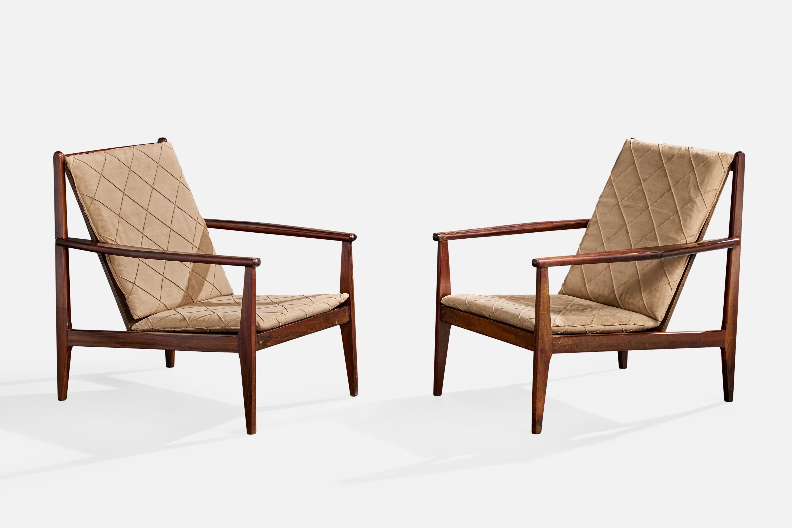 Paire de chaises longues en bois et tissu beige produites par Gelli, Brésil, C.C..

Dimensions globales (pouces) : 31.25 