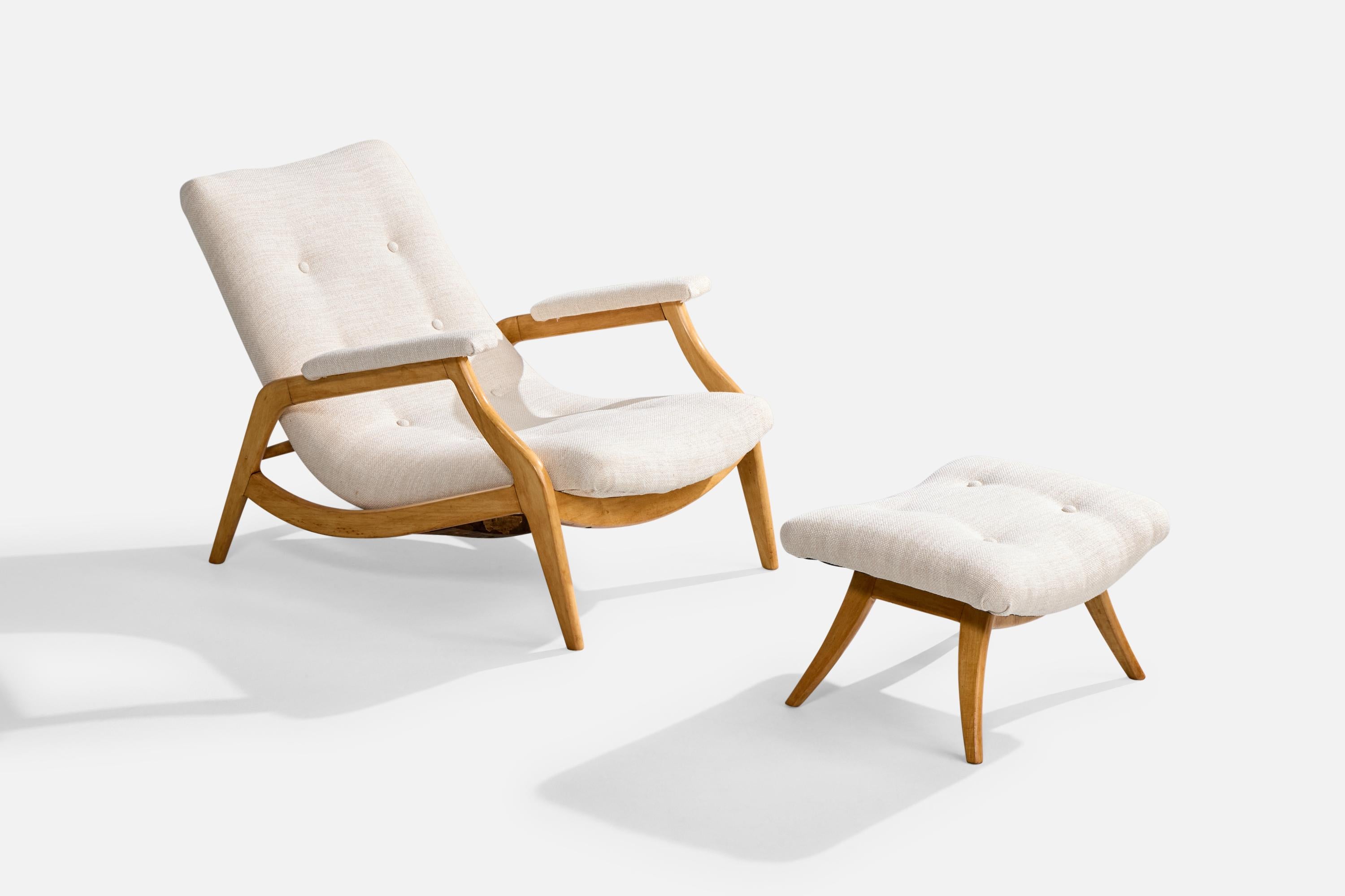 Sedia da salotto in legno e tessuto bianco con pouf prodotta da Gelli Indústria de Móveis, Brasile, anni '50 circa.

Rivestito con un tessuto nuovo di zecca.

Dimensioni complessive (pollici): 27