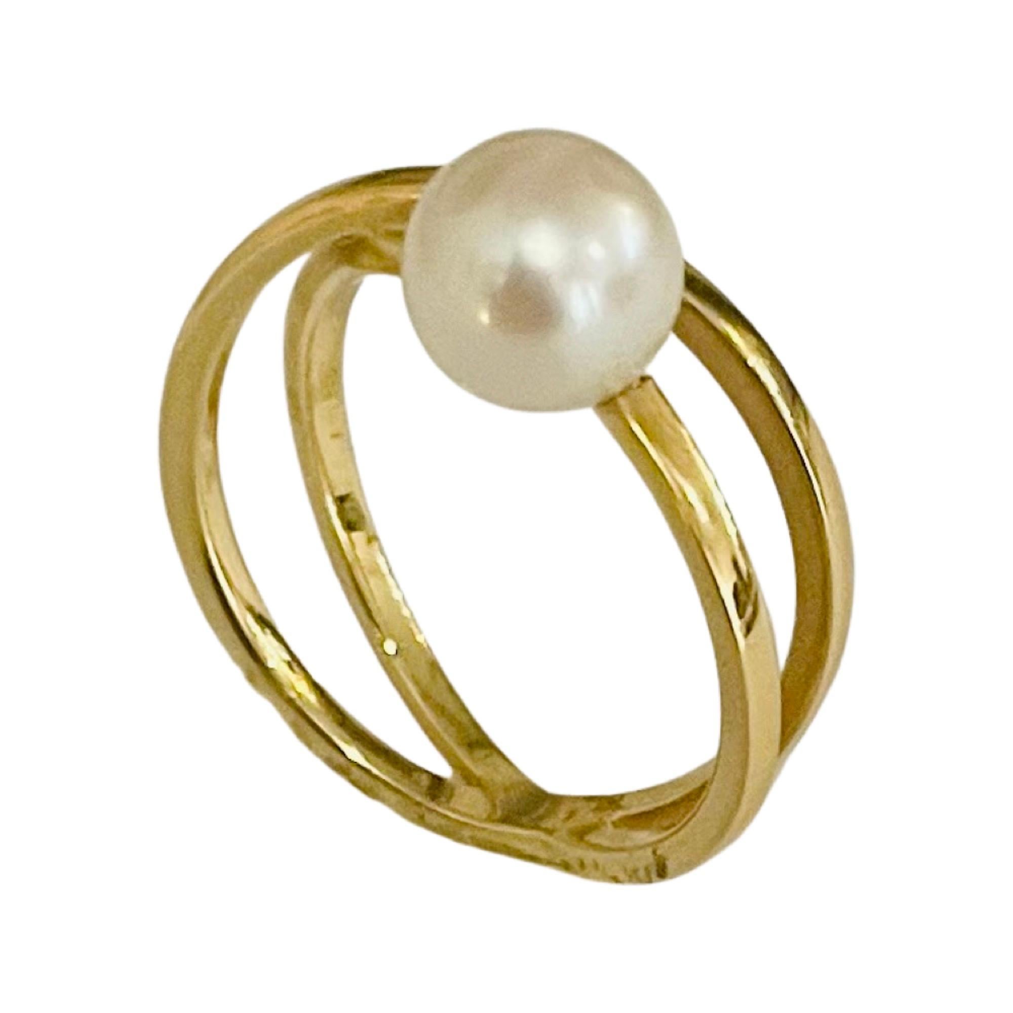 18K Yellow Gold Cultured Natural Japanese Akoya Pearl ring. This is a Gellner ring. The Pearl is 7.5mm. The pearl is round with high luster and a rose overtone.  It is 7.0 mm at the top of the shank and tapers to 2.7 mm at the base. The ring size is