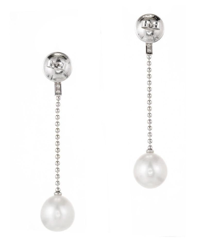 Authentique boucles d'oreilles pendantes Gellner en perles des mers du Sud et diamants. Barre rectangulaire avec des diamants pleine taille de haute qualité. Sur le dessus, une tige pour oreilles percées qui se connecte à une chaîne de perles. Sur