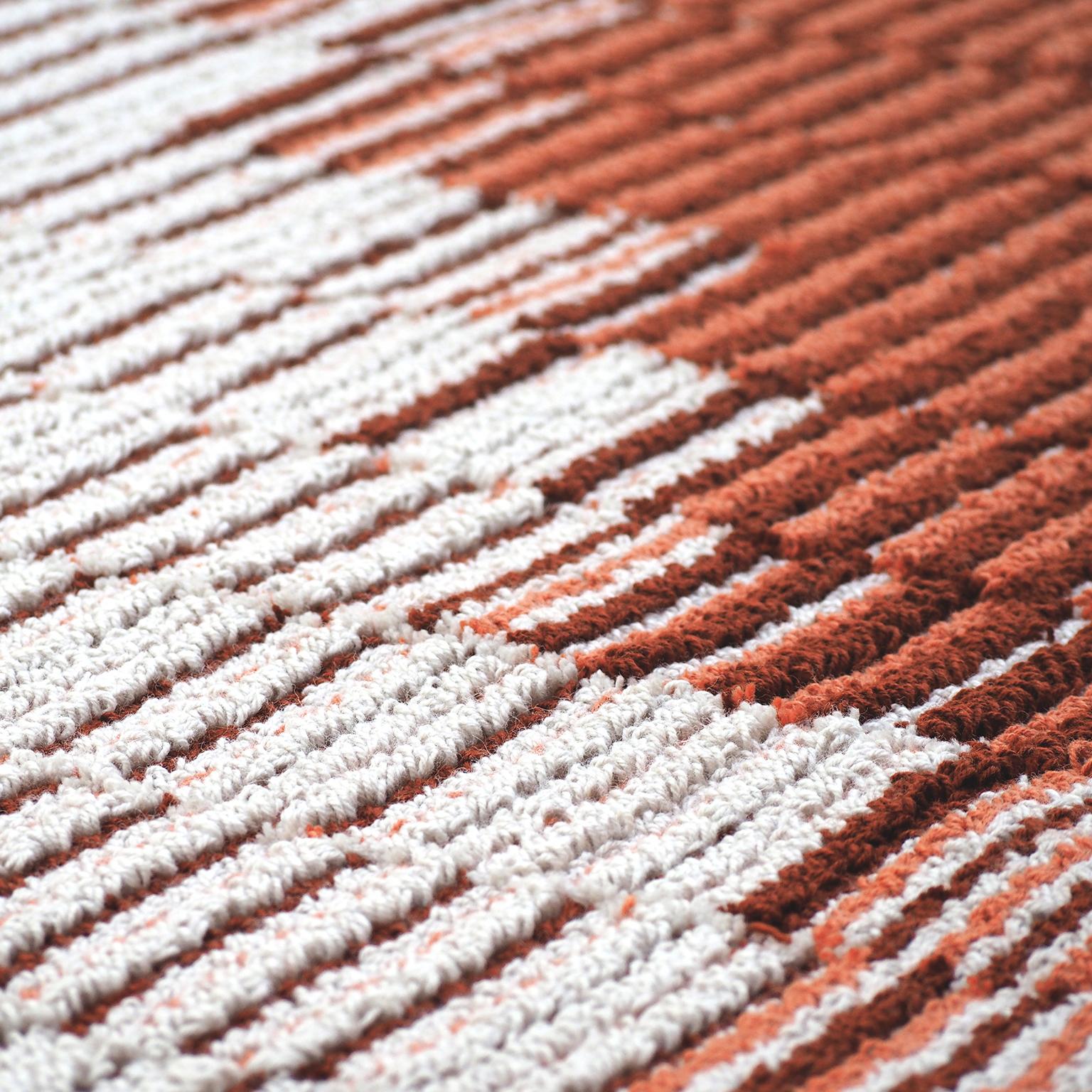 tapis touffeté 100% laine de Nouvelle-Zélande de qualité supérieure 
Conçu par Alissa + Nienke Studio
Fabriqué en Italie

Un design simple qui cache une touche très complexe de superpositions et de hauteurs.

Gelosie est un tapis en laine