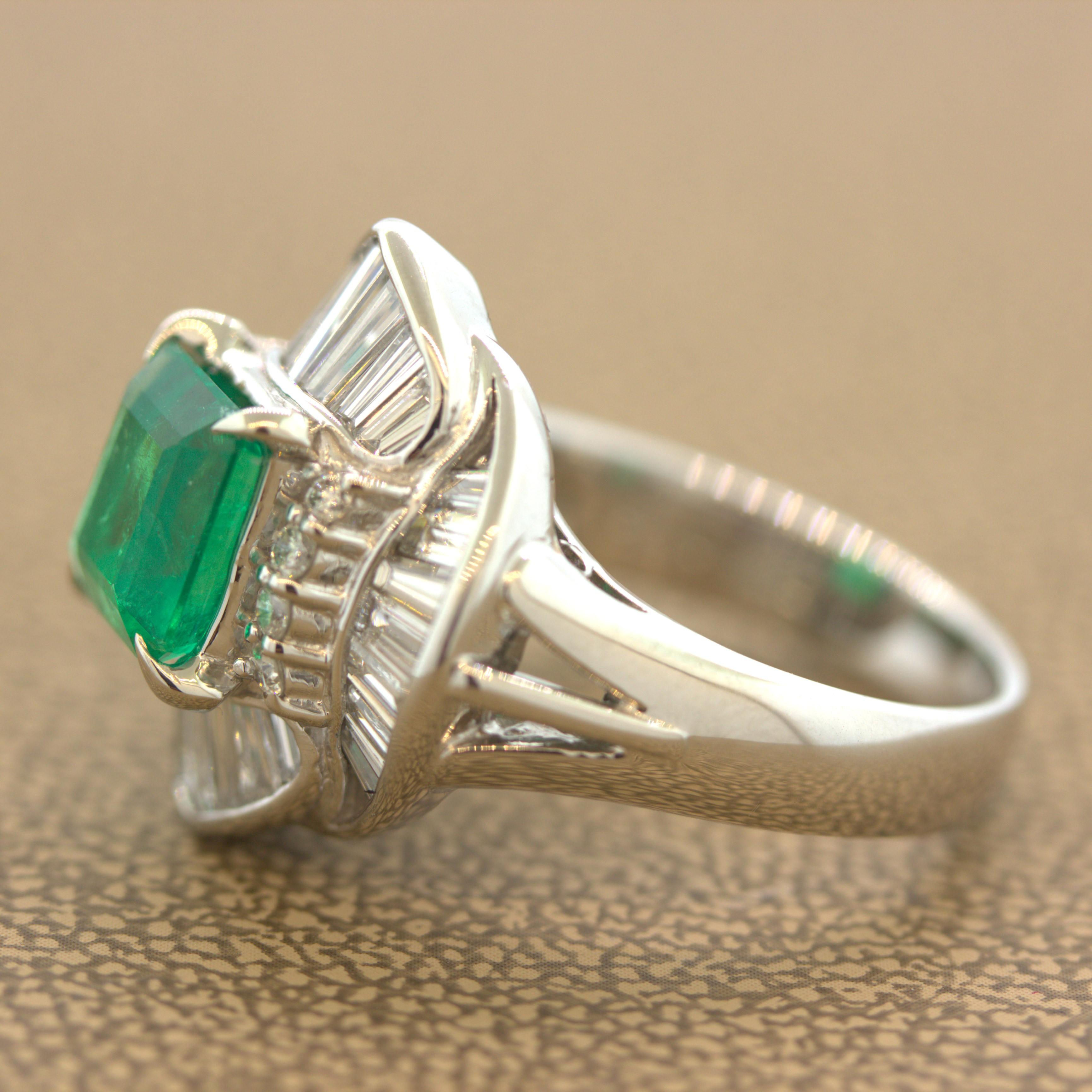 Ein sehr feiner Smaragd, wahrscheinlich aus Kolumbien, steht im Mittelpunkt dieses eleganten Platin-Diamantrings. Er wiegt 2,25 Karat und hat die ideale gemmy grüne Farbe, die den Smaragd zum berühmtesten und beliebtesten grünen Edelstein machte. Er