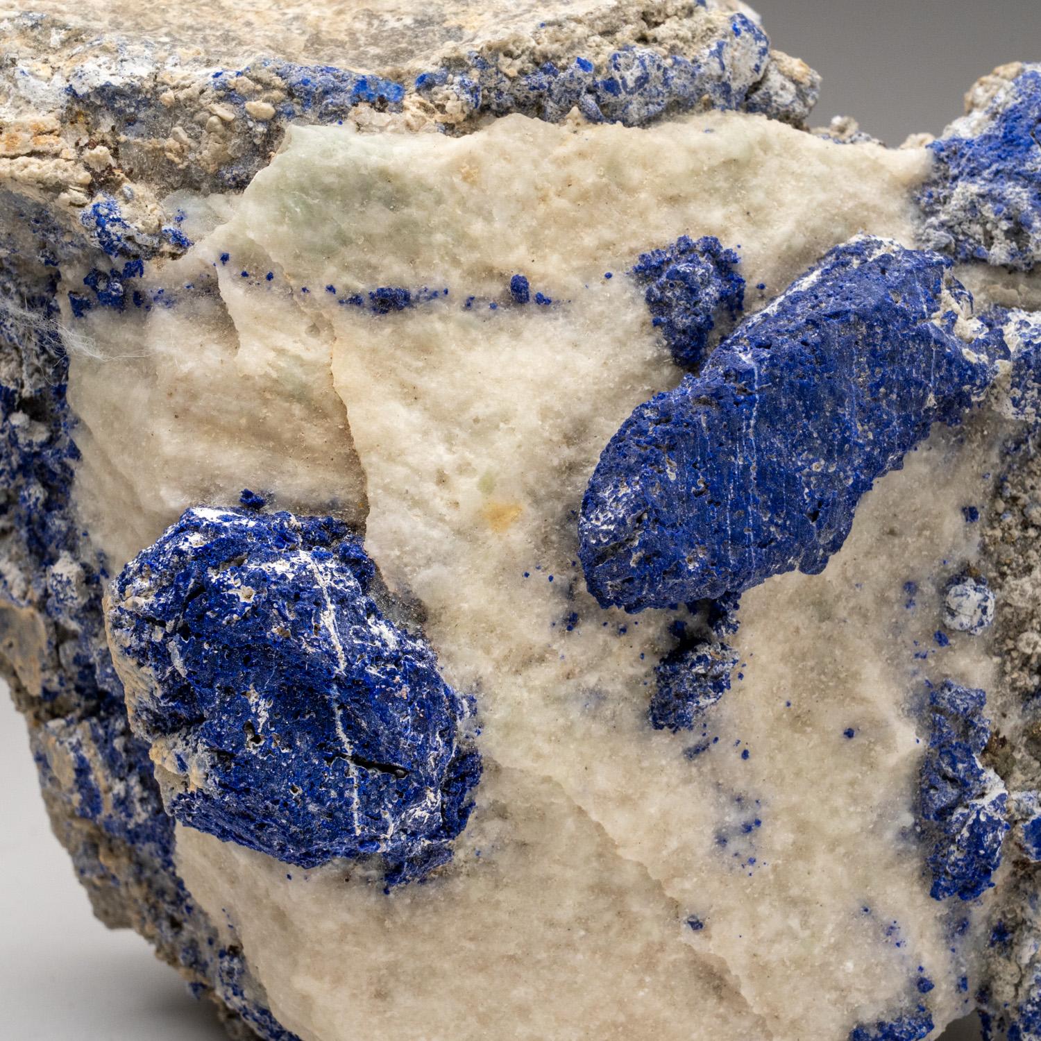 De la vallée de Koksha, des districts de Khash Kuran Wa Munjan, de la province de Badakhshan, Afghanistan

Cristaux prismatiques d'afghanite bleue exposés sur la face d'un marbre gris à blanc. Les cristaux ont des faces lustrées d'un bleu royal