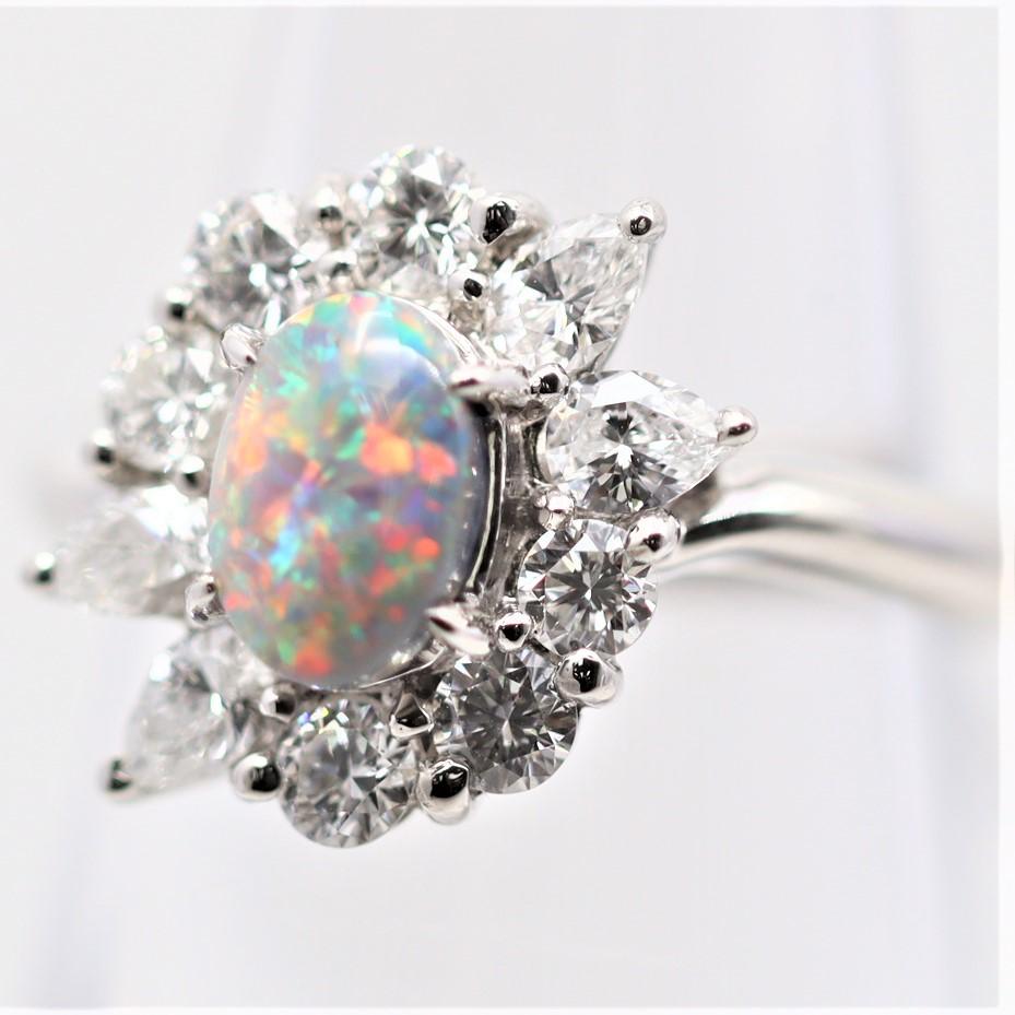 Platinring mit australischem schwarzem australischem Opal und Diamant (Gemischter Schliff) im Angebot