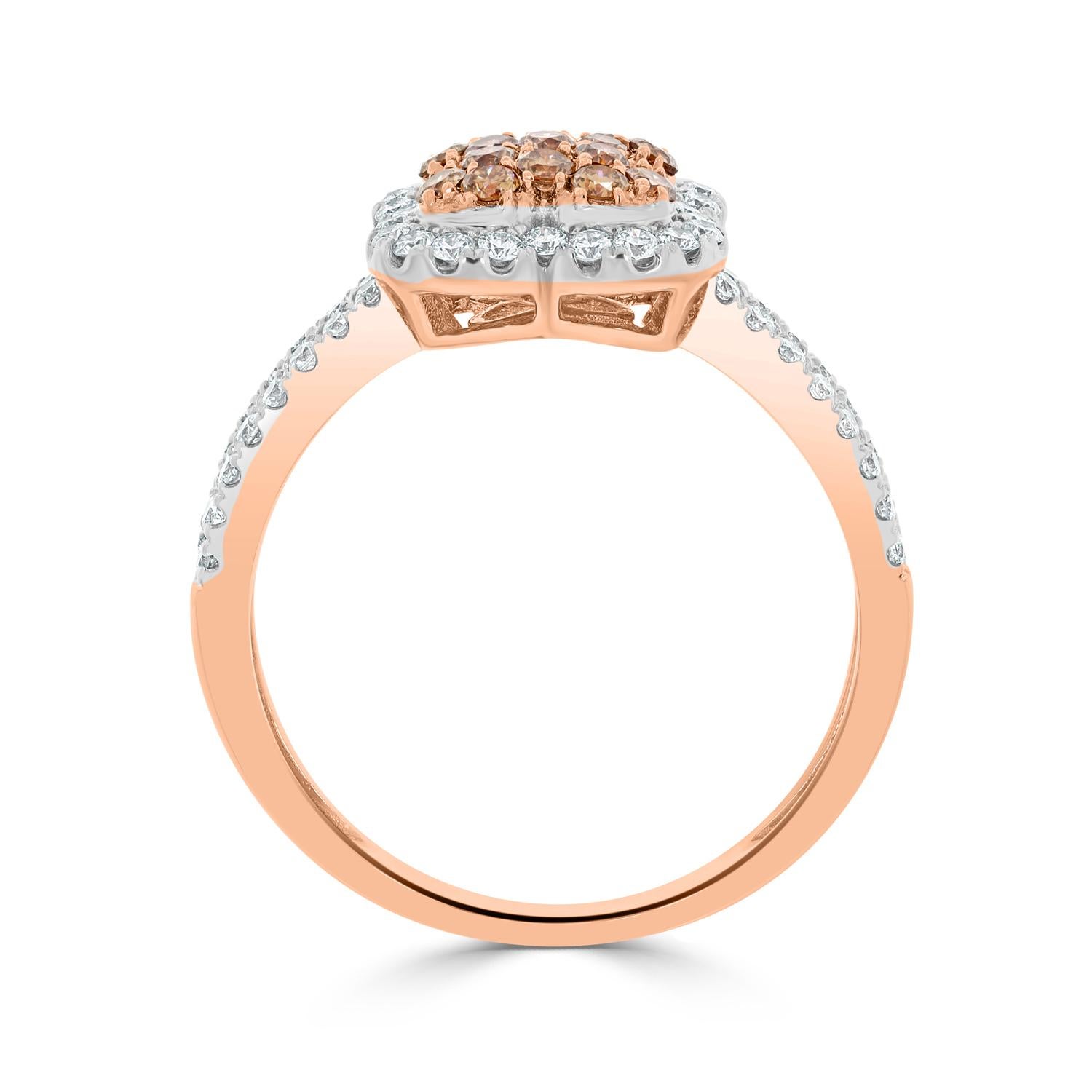 Dieser üppige Ring verleiht Ihrem gesamten Erscheinungsbild strahlende Schönheit und Eleganz. Dieser aus 14-karätigem Roségold gefertigte und mit Diamanten im Rundschliff verzierte Ring schafft die perfekte Balance zwischen Raffinesse und