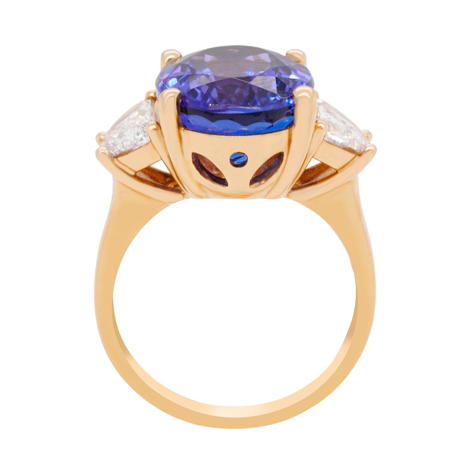 Questo anello minimalista e di grande impatto visivo presenta una grande tanzanite dal taglio ovale, ornata da diamanti a mezzaluna dal taglio particolare. Questo anello è splendido nella sua semplicità, perché mostra tutte queste pietre nel loro