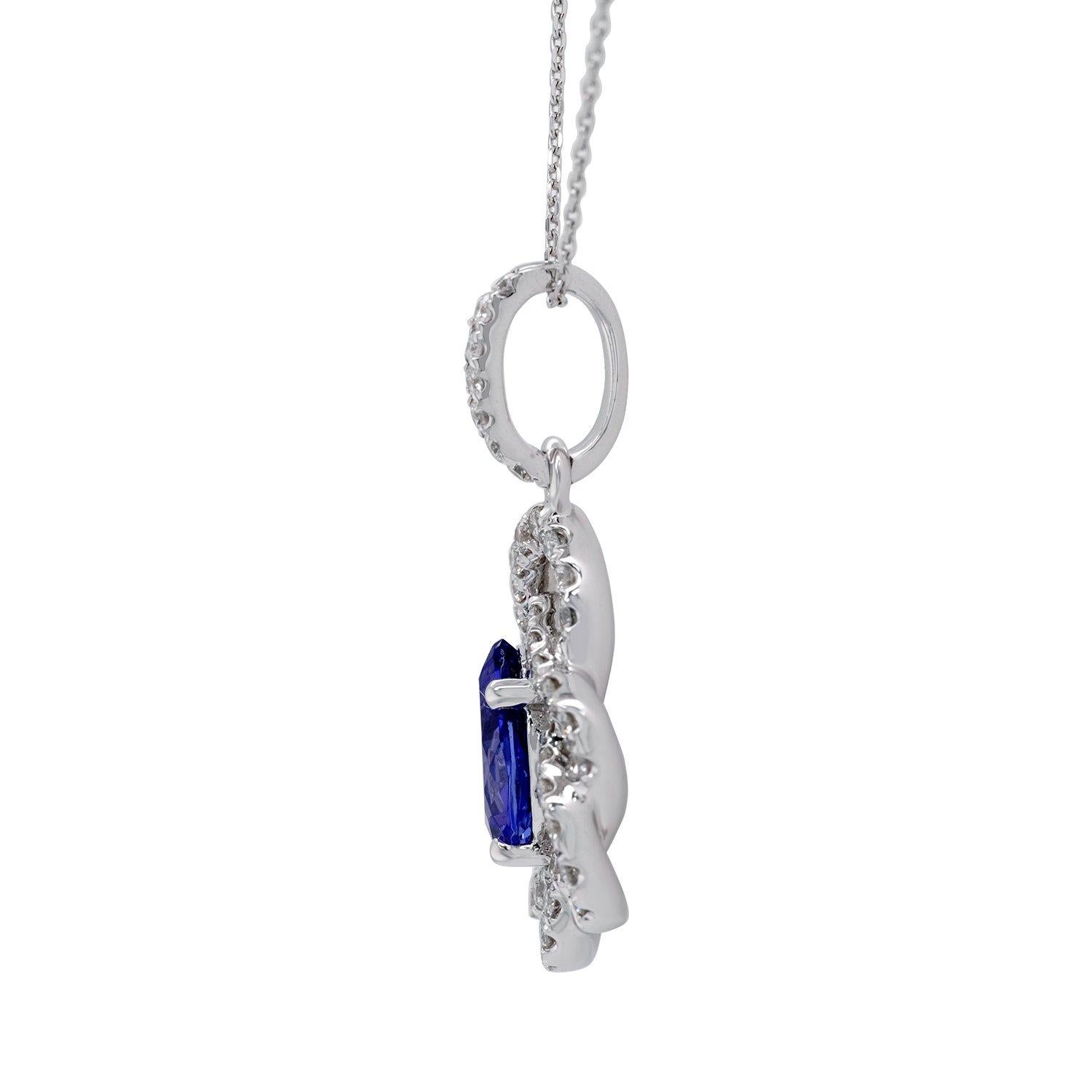 Ti presentiamo il nostro splendido ciondolo con tanzanite da 0,99 carati, incastonato in lussuoso oro bianco 14 carati e ornato da due aureole intrecciate di diamanti scintillanti. Questo squisito gioiello è la perfetta combinazione di eleganza e
