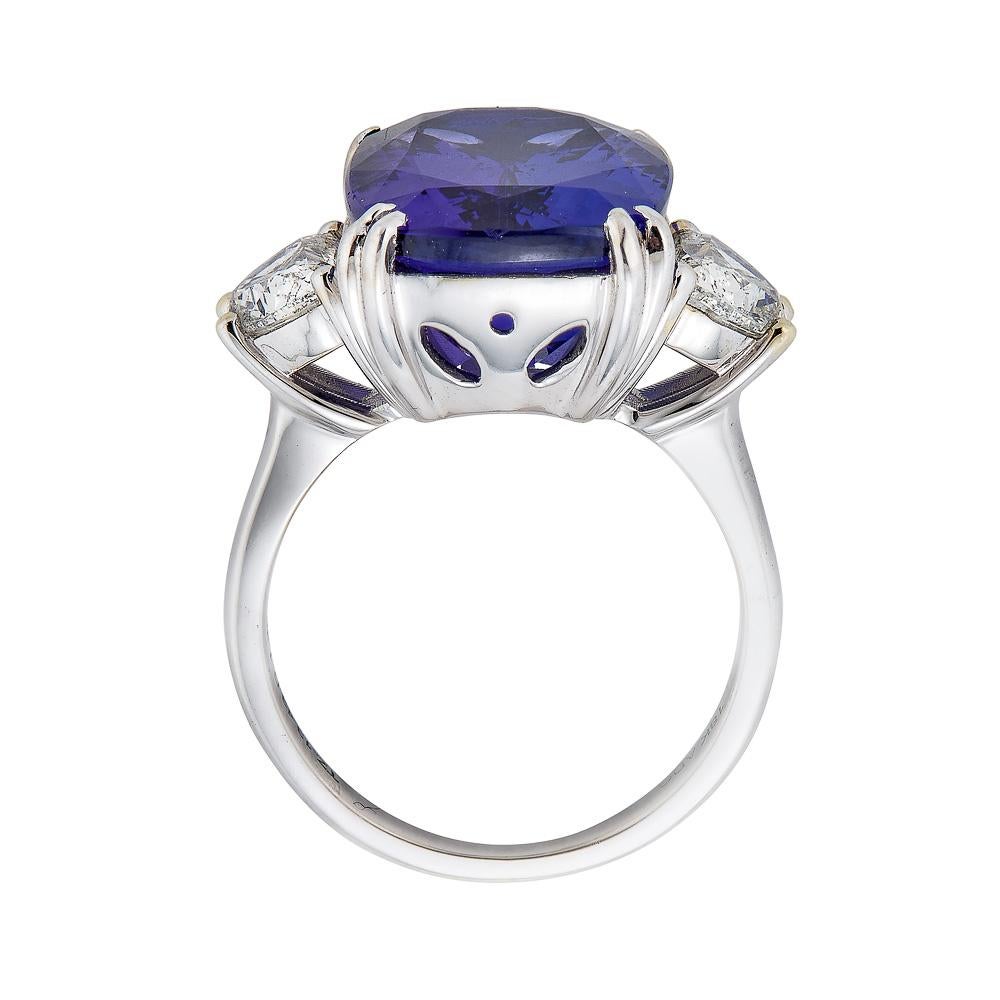 Ogni amante delle pietre preziose deve avere un pezzo di tanzanite nella sua collezione. Quando la tanzanite è così bella e così grande, crea un capolavoro. 

Lo spettacolare taglio a cuscino di questa tanzanite è accentuato dai magnifici diamanti a