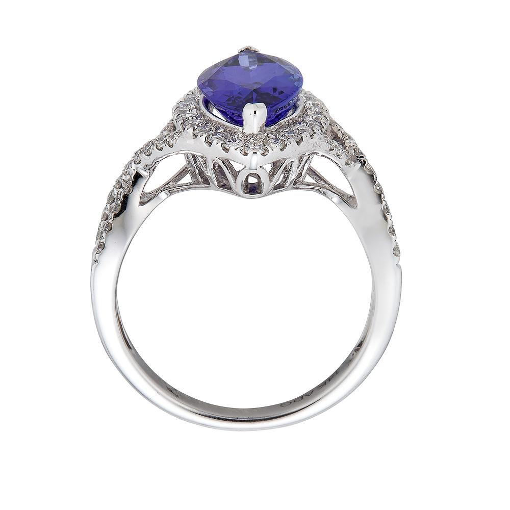 Der zeitlose Charme von Tansaniten im Marquiseschliff und das Funkeln von Diamanten im Rundschliff manifestieren sich in diesem Design. Das 14-karätige Weißgold verspricht einen luxuriösen Look. Tragen Sie diesen luxuriösen Ring, um Ihre