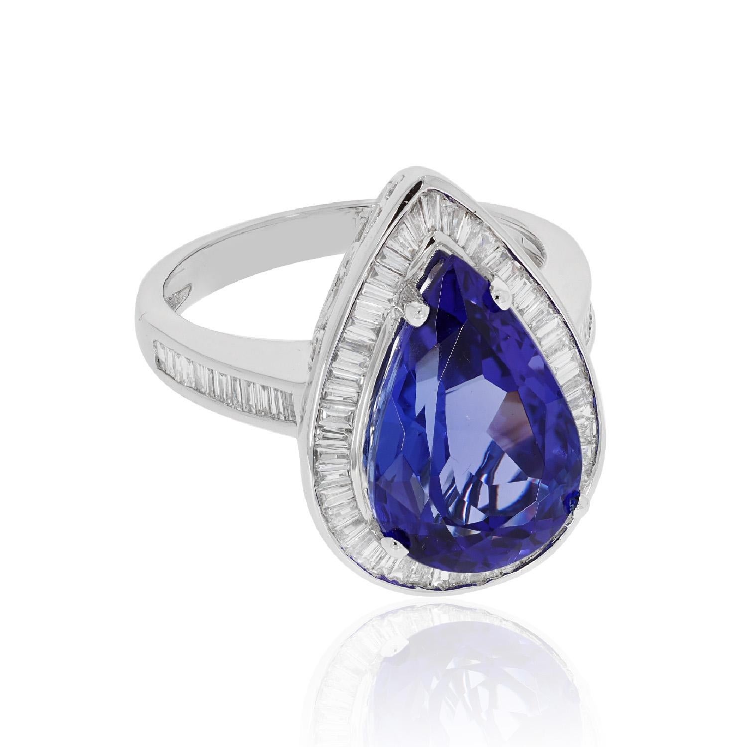 Con un diseño que resalta el brillo de la tanzanita talla pera, este tentador anillo es difícil de quitar. Fabricado en oro blanco de 14 quilates para un acabado intenso, está adornado con brillantes diamantes baguette y cónicos que confieren a este