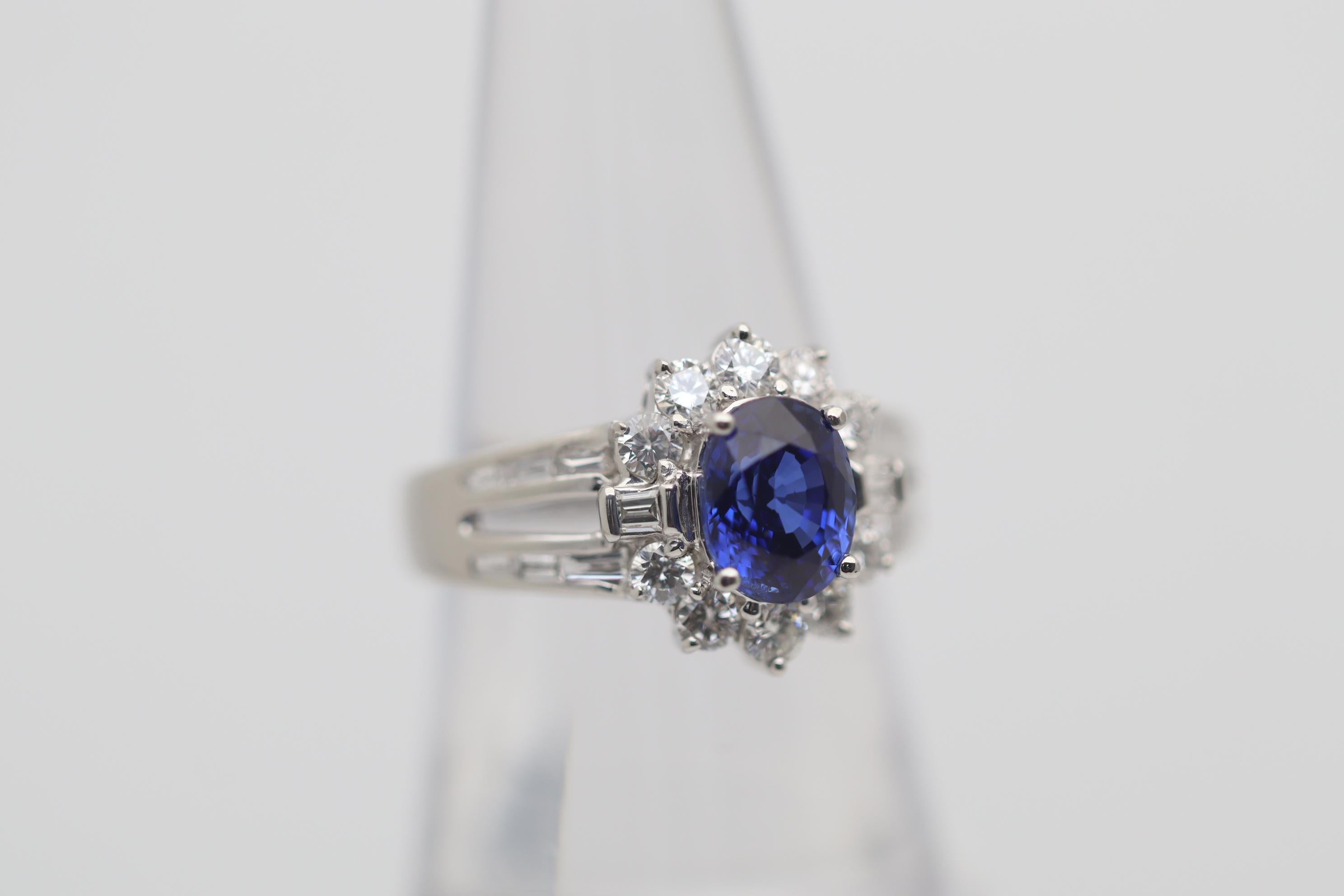 Platinring mit Edelstein und blauem Saphir und Diamant (Ovalschliff) im Angebot