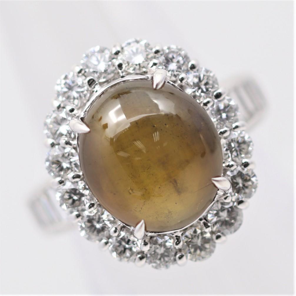 A large and extra fine quality cat’s eye chrysoberyl takes center stage! It weighs an impressive 8.01 carats and has an excellent cat’s eye along with a clean crystal and lovely milk-honey color. It is a top quality cat’s eye chrysoberyl. It is